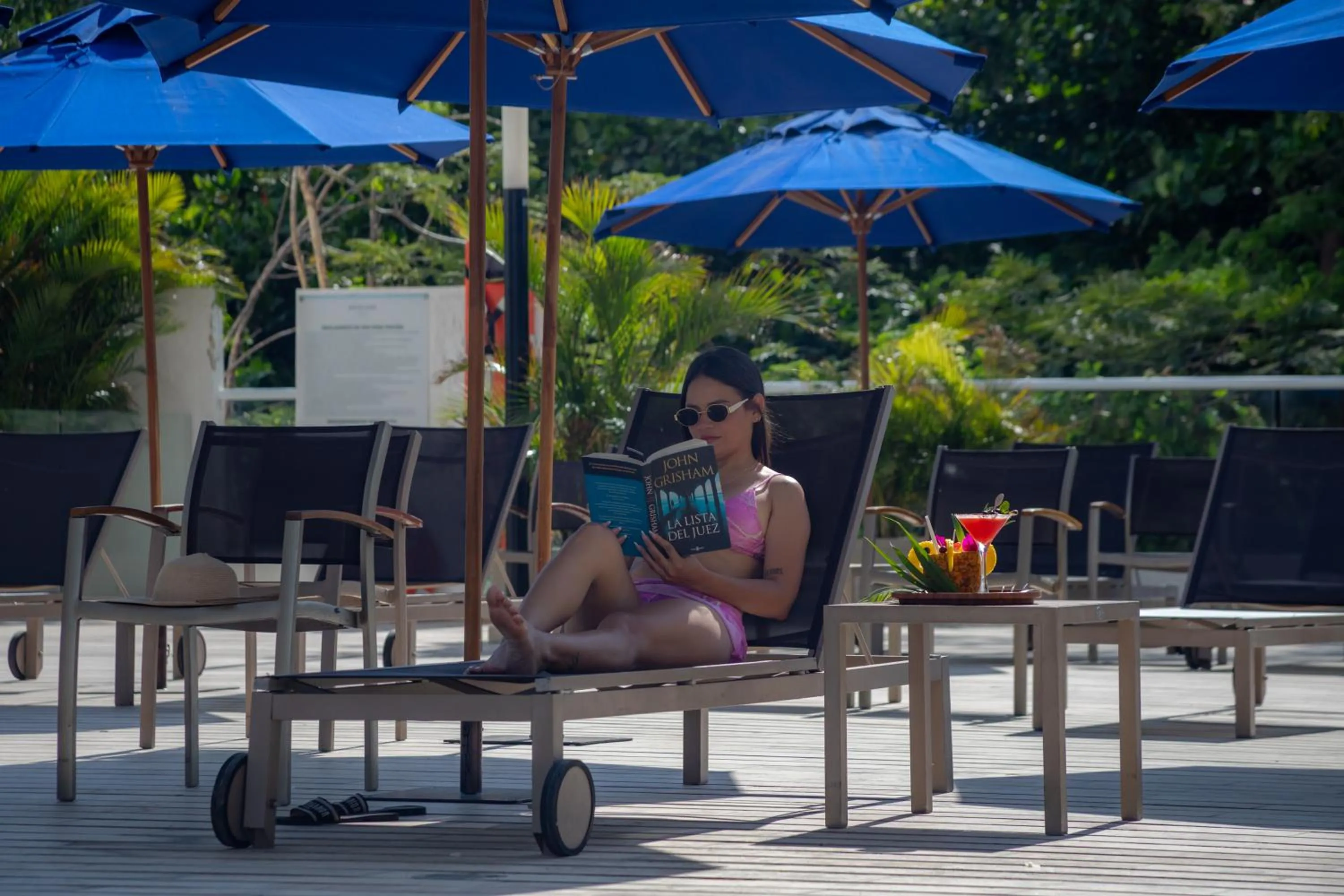 Pool view in Mercure Santa Marta Emile