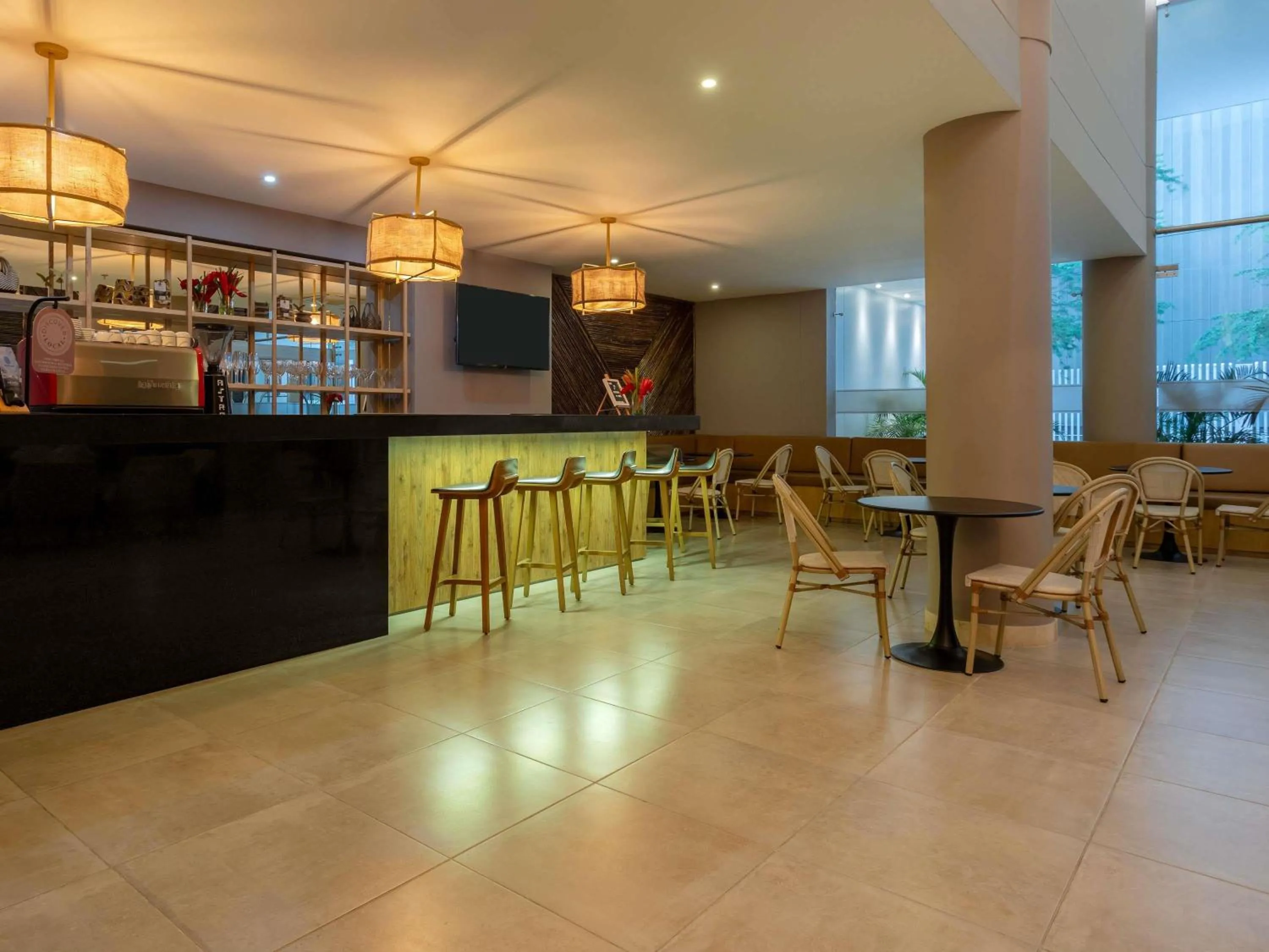 Lounge or bar in Mercure Santa Marta Emile