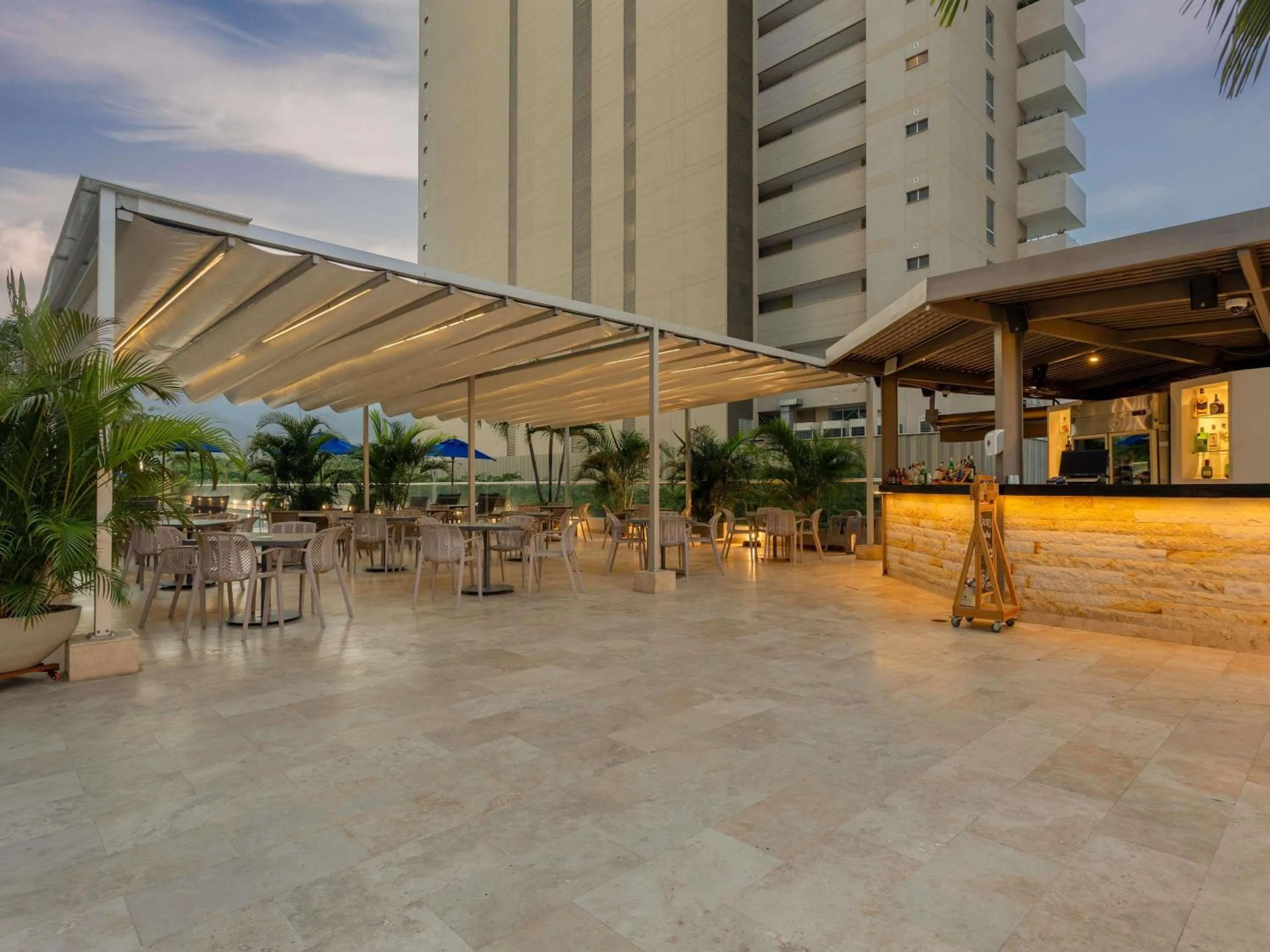 Lounge or bar in Mercure Santa Marta Emile