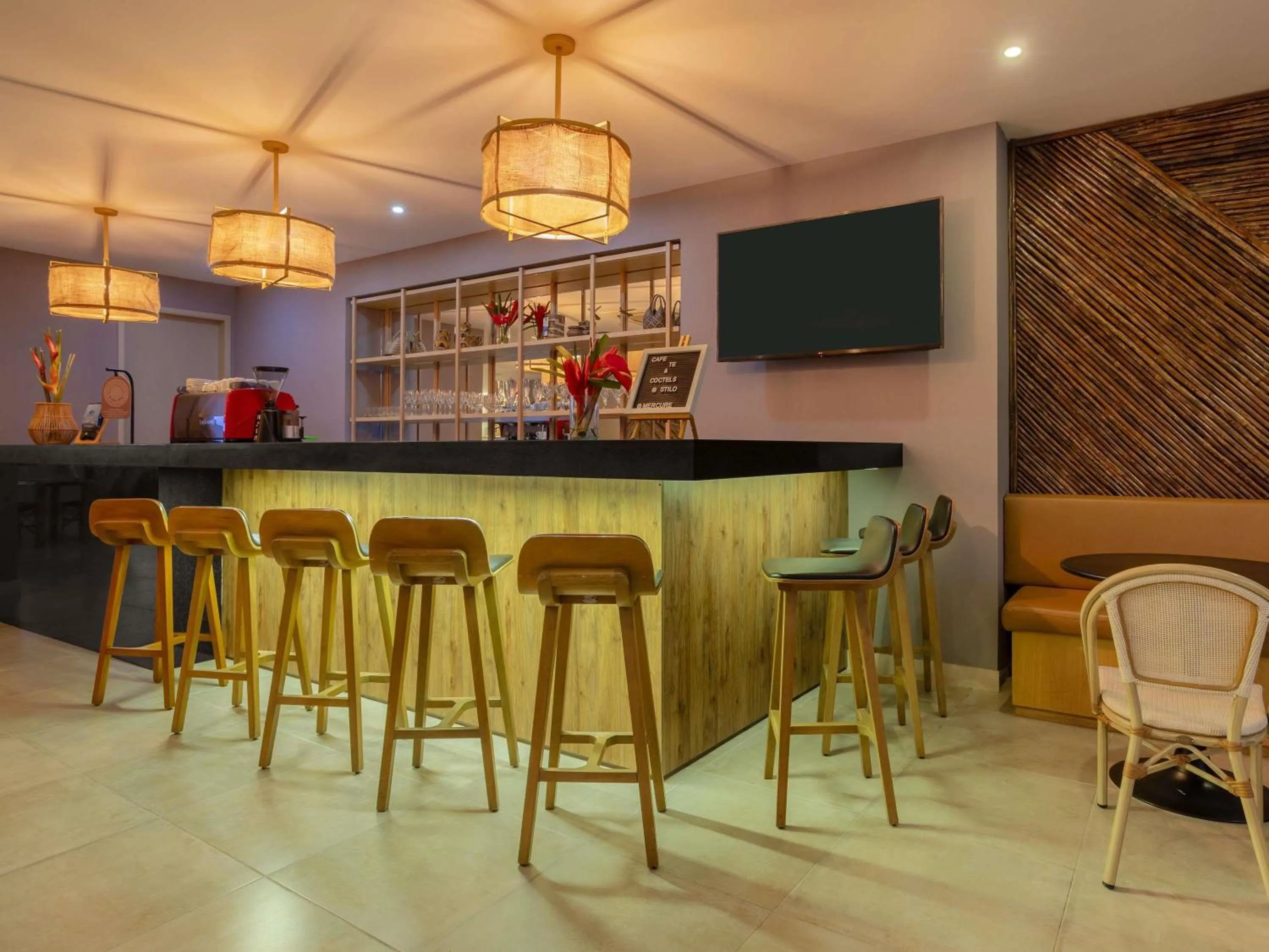 Lounge or bar in Mercure Santa Marta Emile
