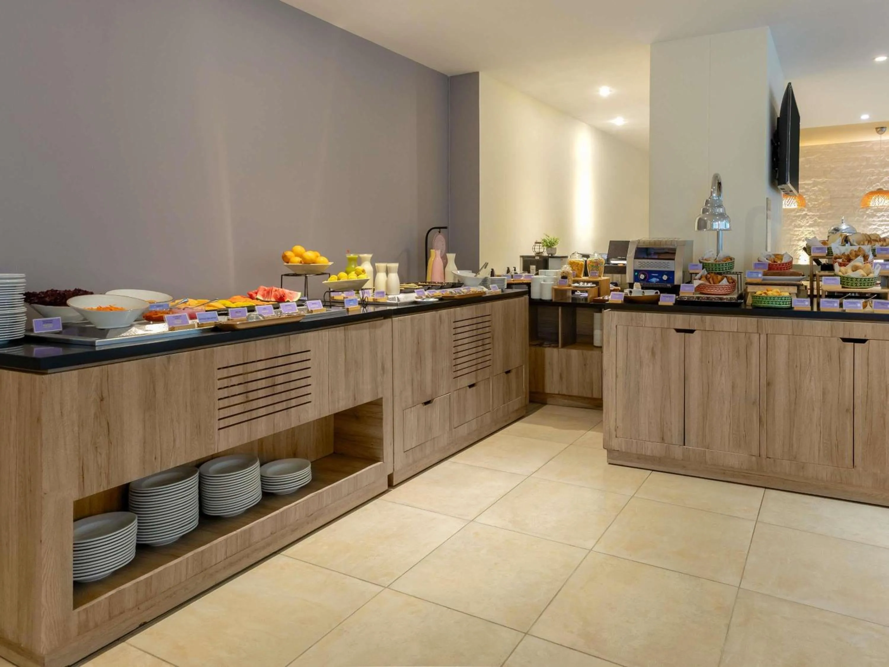 Restaurant/places to eat in Mercure Santa Marta Emile