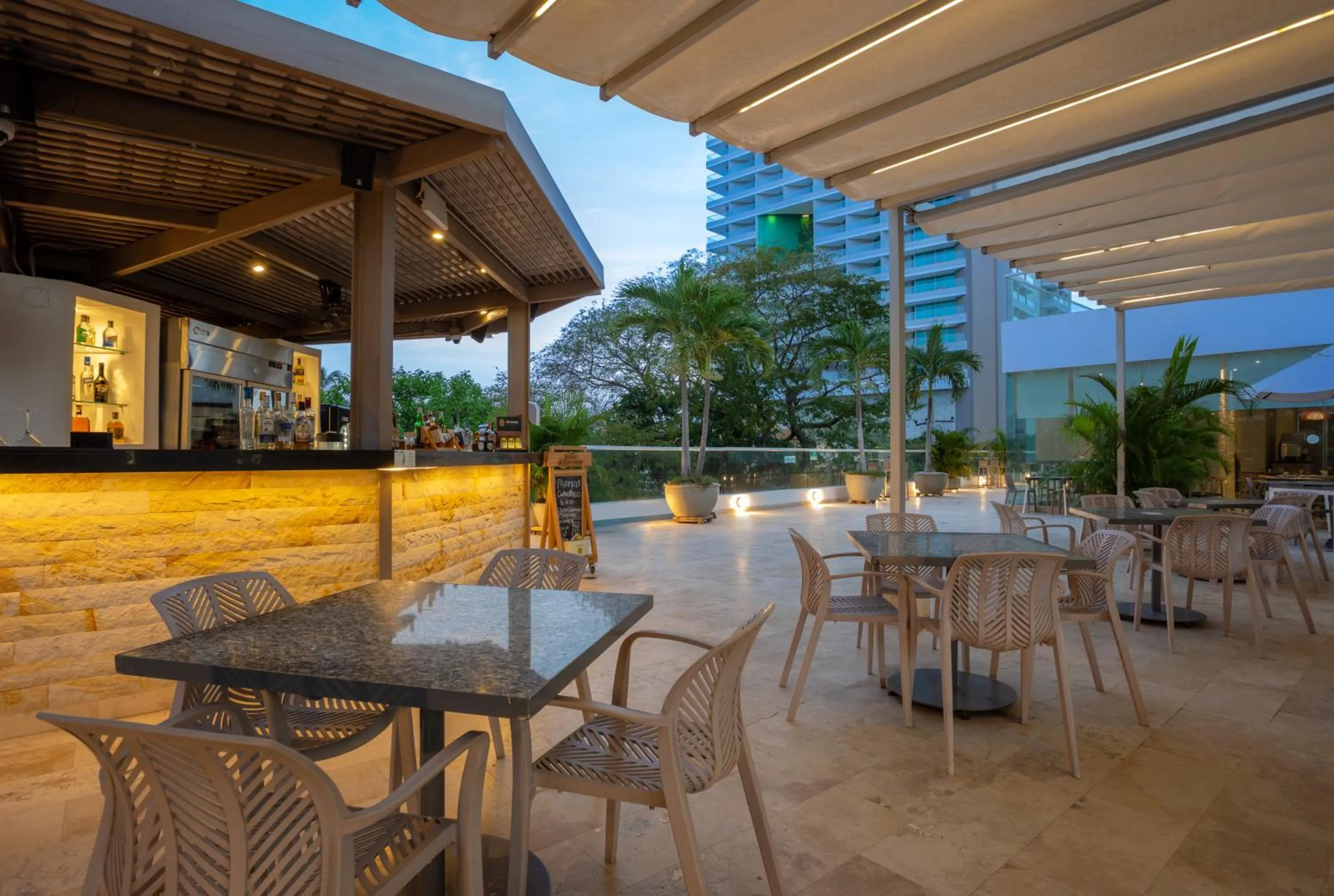 Restaurant/places to eat in Mercure Santa Marta Emile