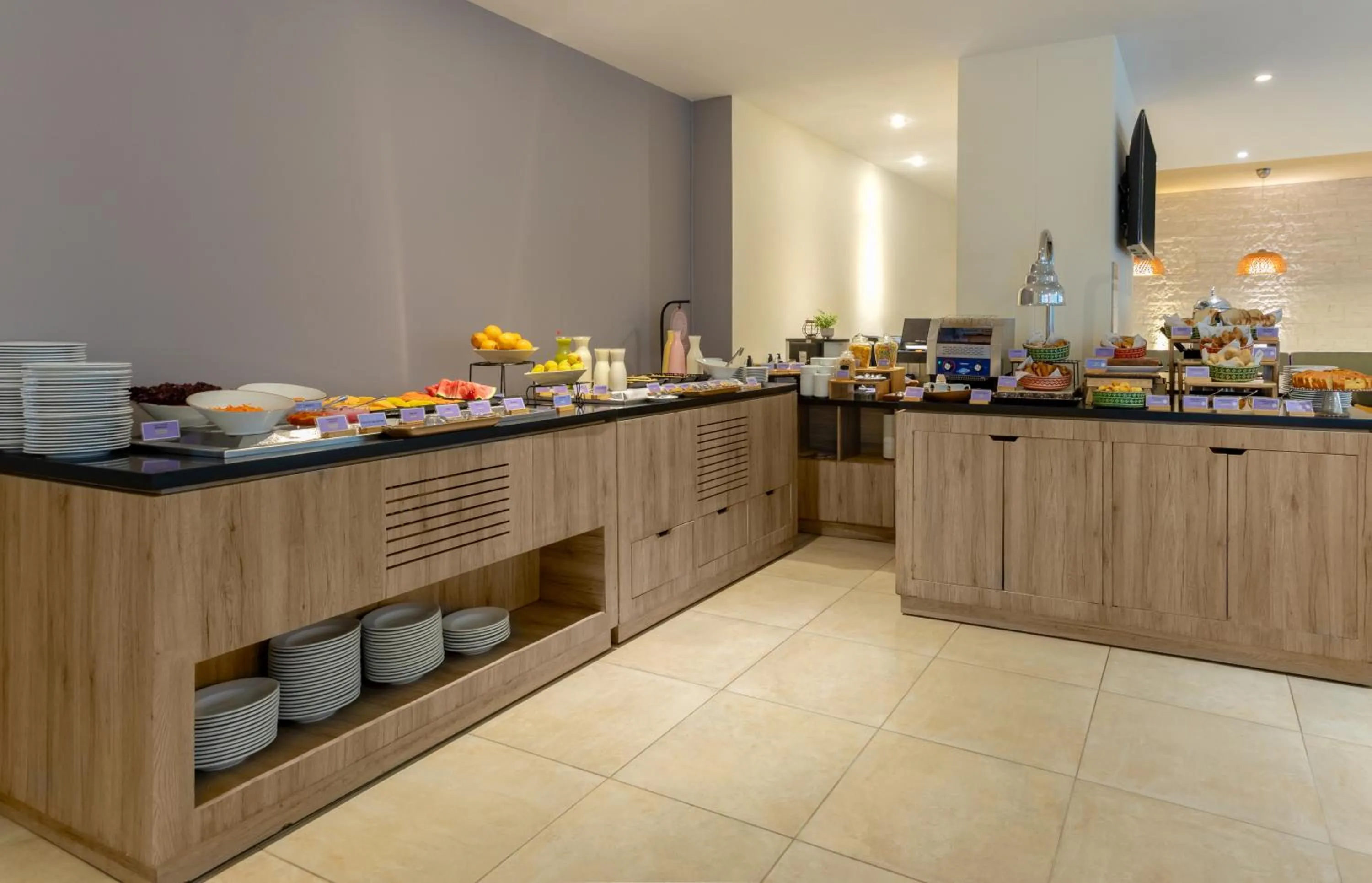 Restaurant/places to eat in Mercure Santa Marta Emile