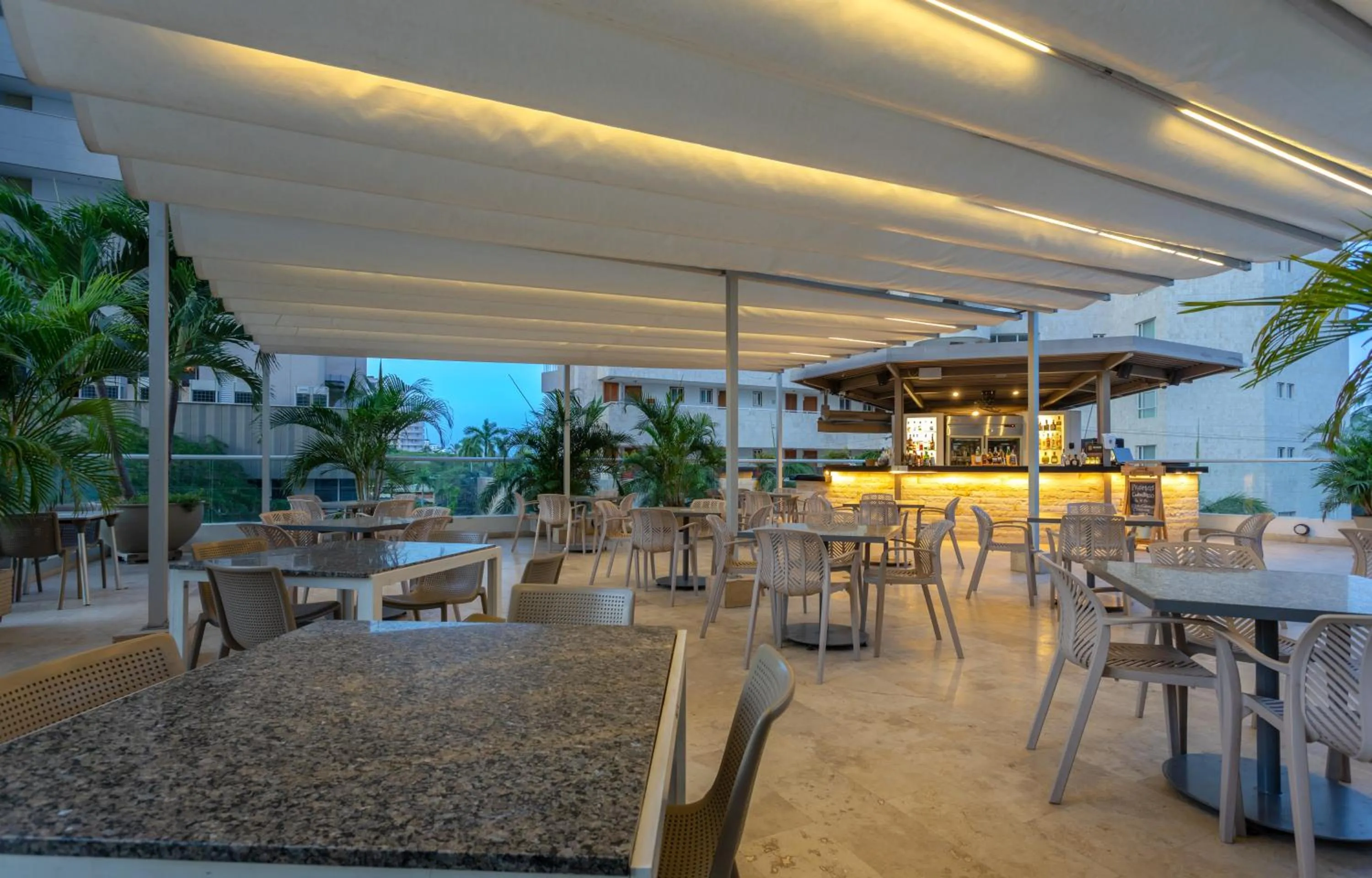 Food and drinks in Mercure Santa Marta Emile