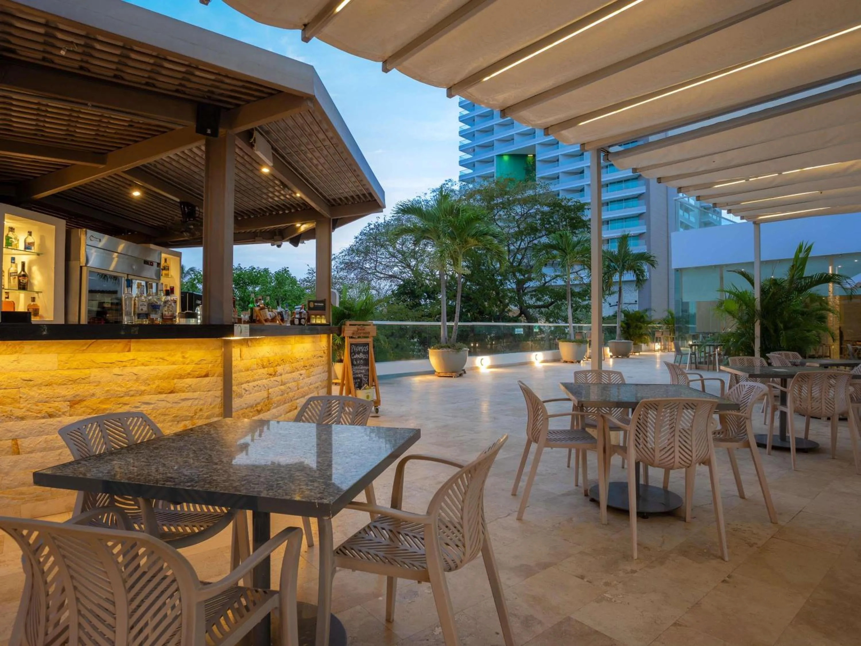 Lounge or bar in Mercure Santa Marta Emile