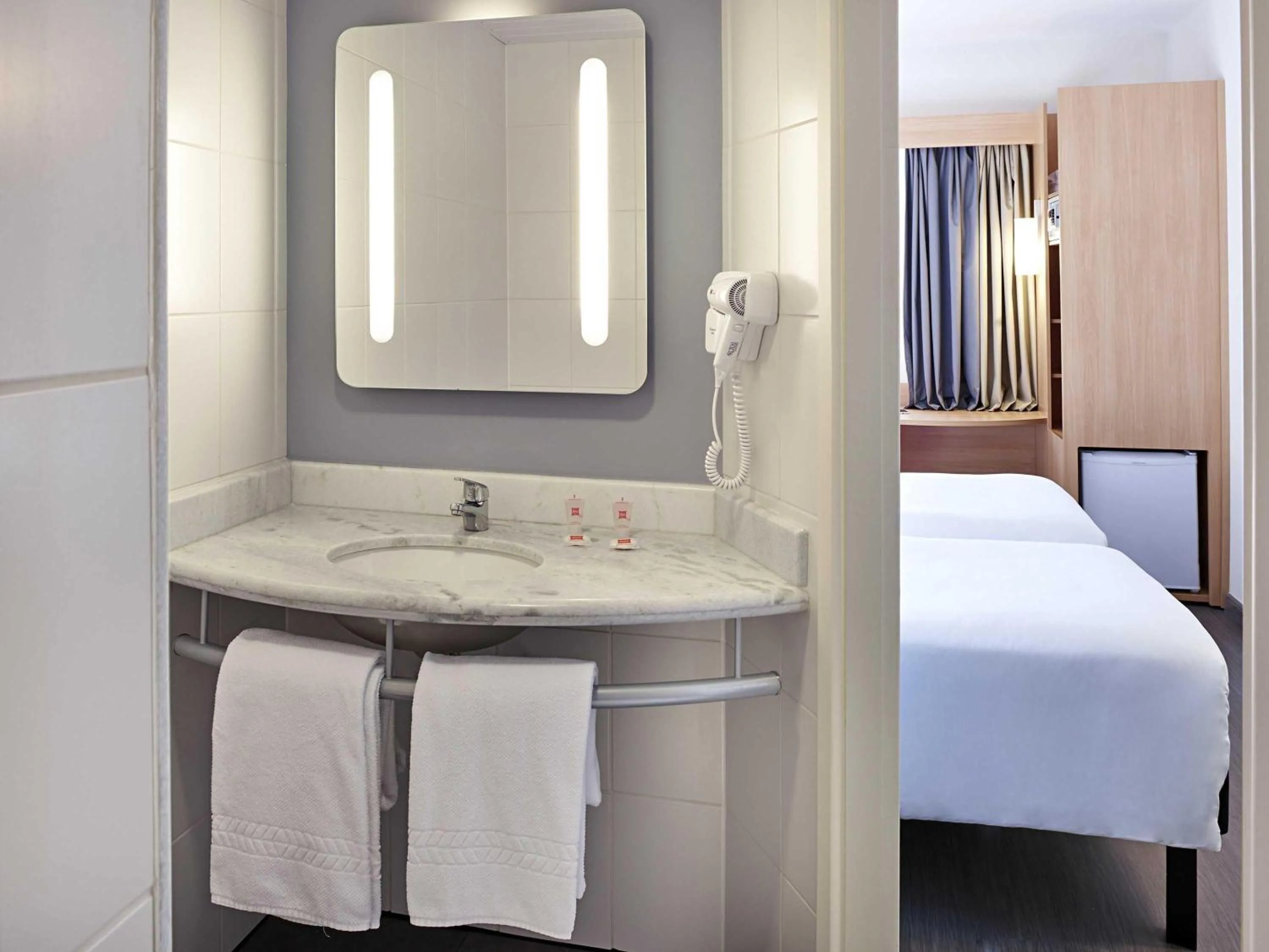 Bedroom, Bed in ibis Londrina Shopping