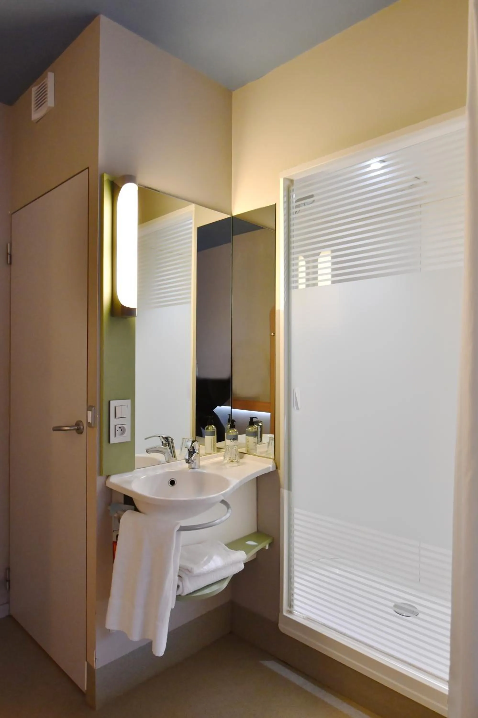 Bathroom in Ibis Budget Nantes Rezé Aéroport