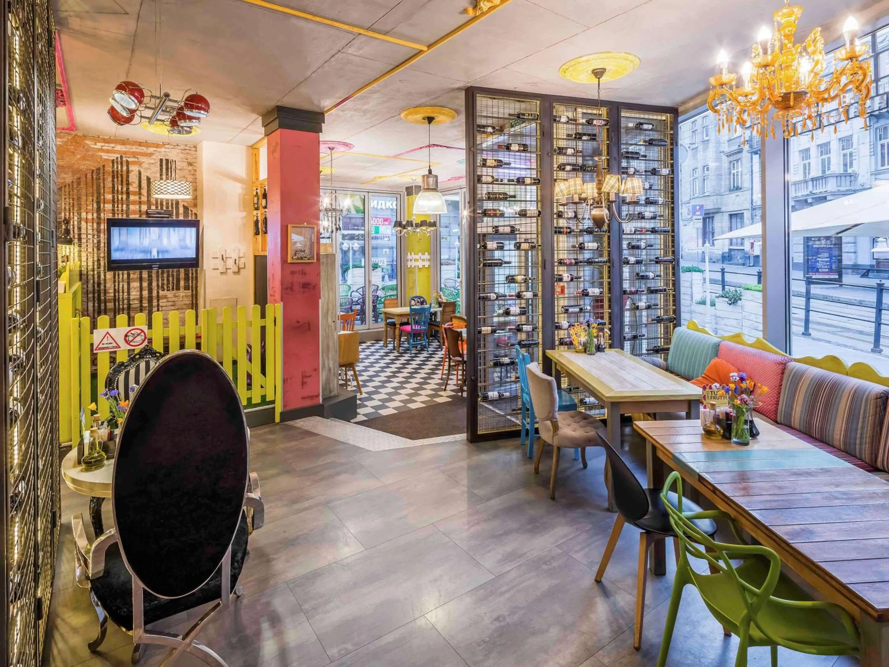 Restaurant/places to eat in Ibis Styles Lviv Center