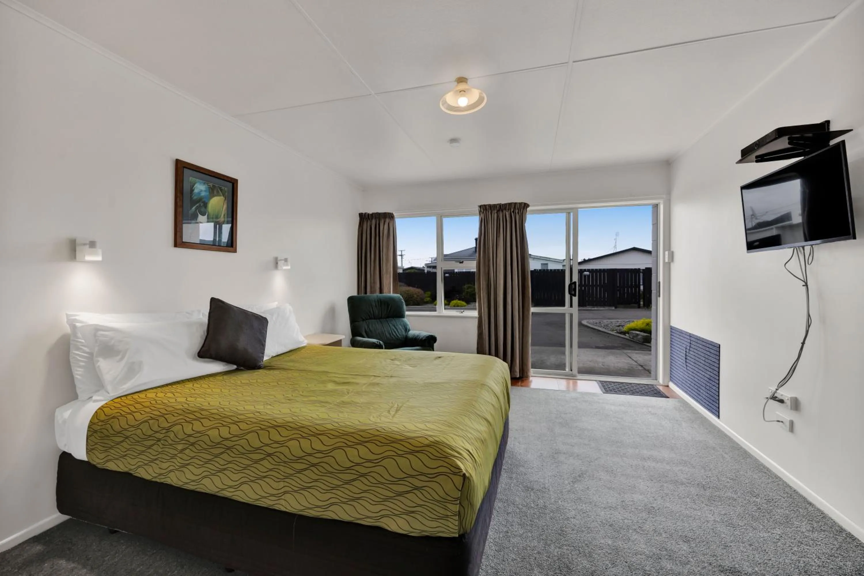 Photo of the whole room, Bed in Avon Motel