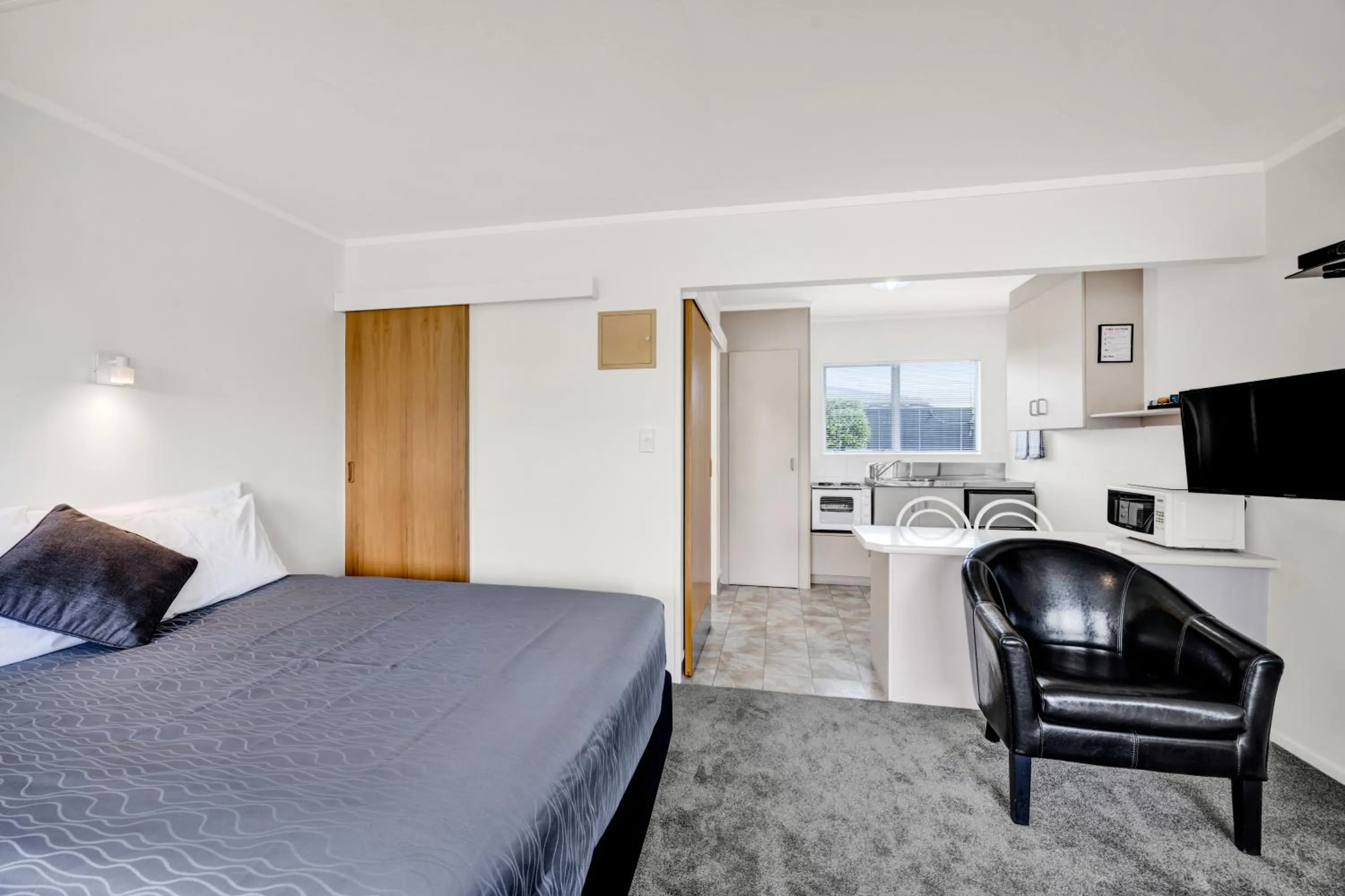 kitchen, Bed in Avon Motel