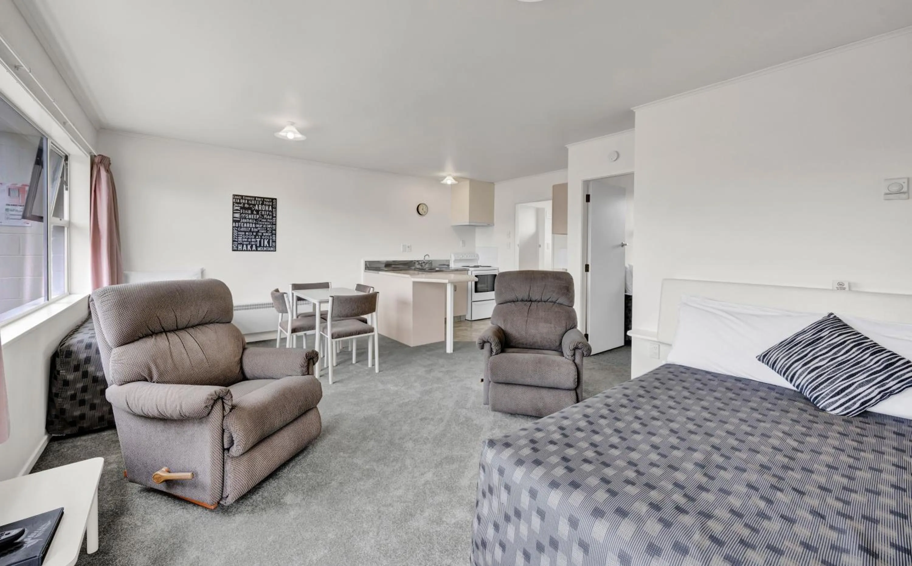 Photo of the whole room in Avon Motel