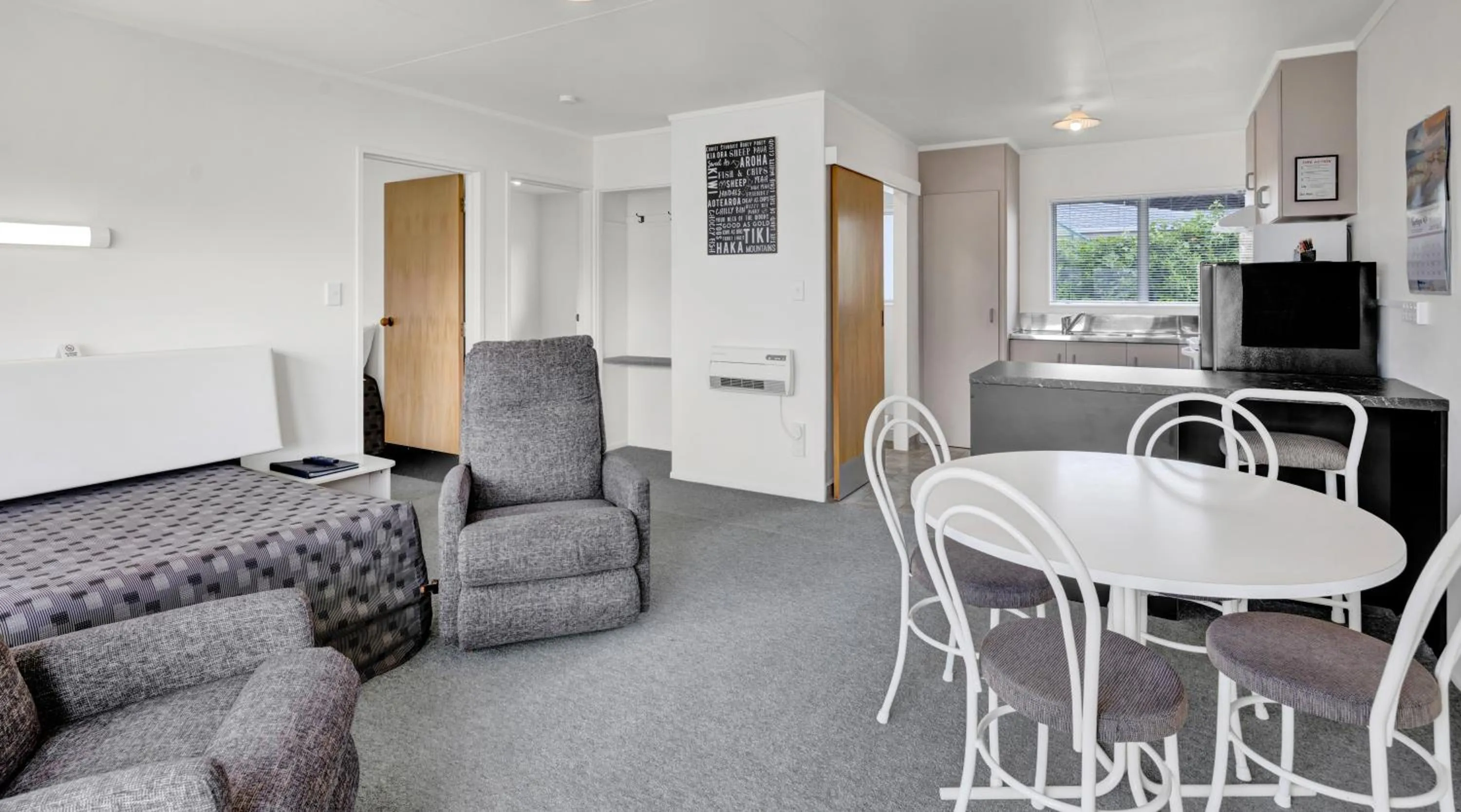 Photo of the whole room in Avon Motel