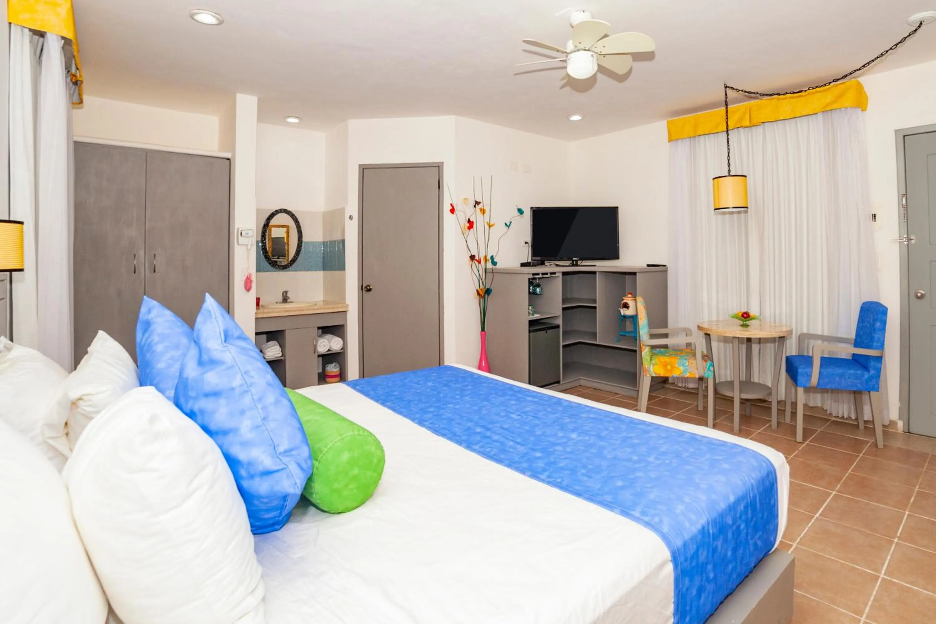 Photo of the whole room, Bed in Mestizo Gallery