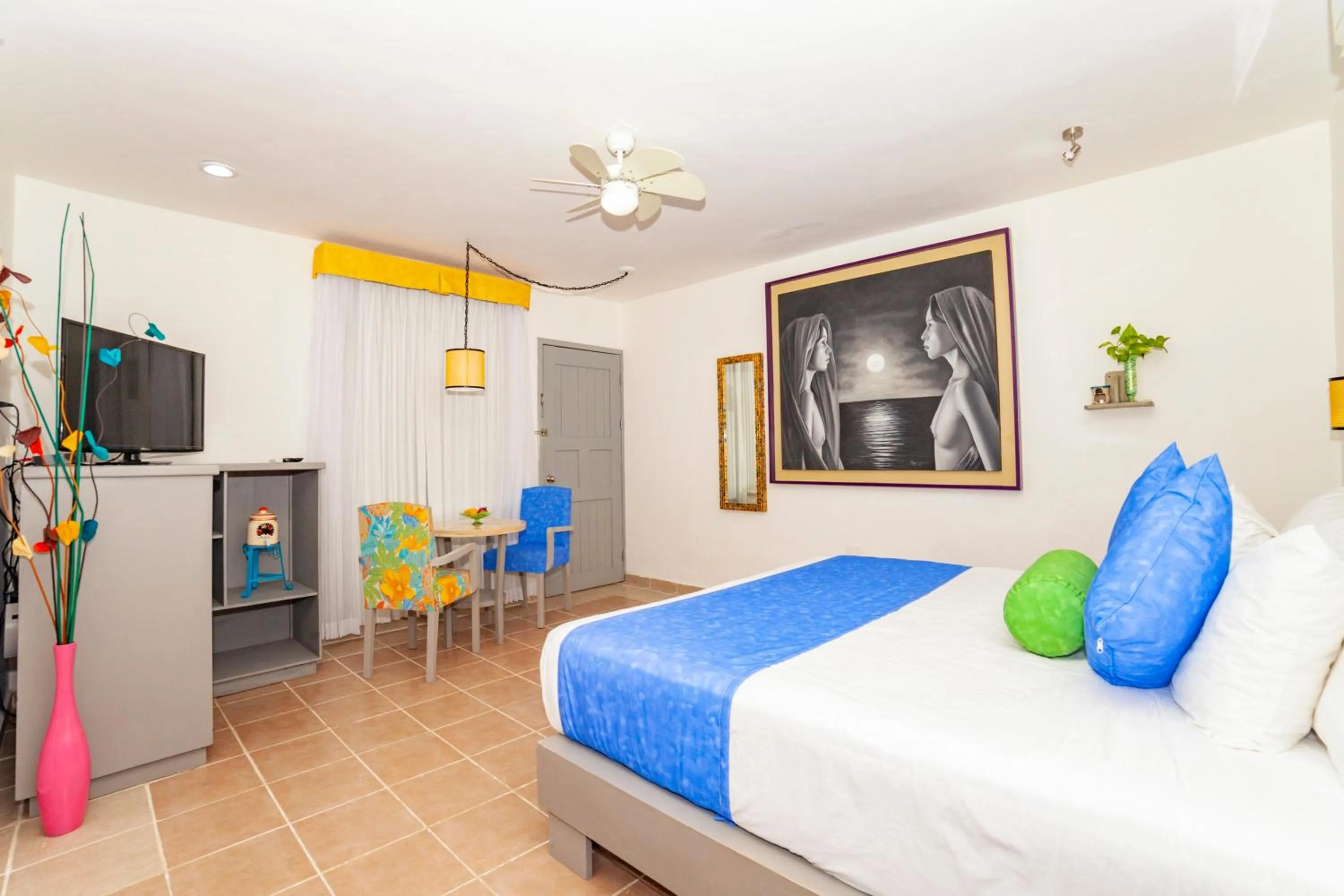 Photo of the whole room, Bed in Mestizo Gallery