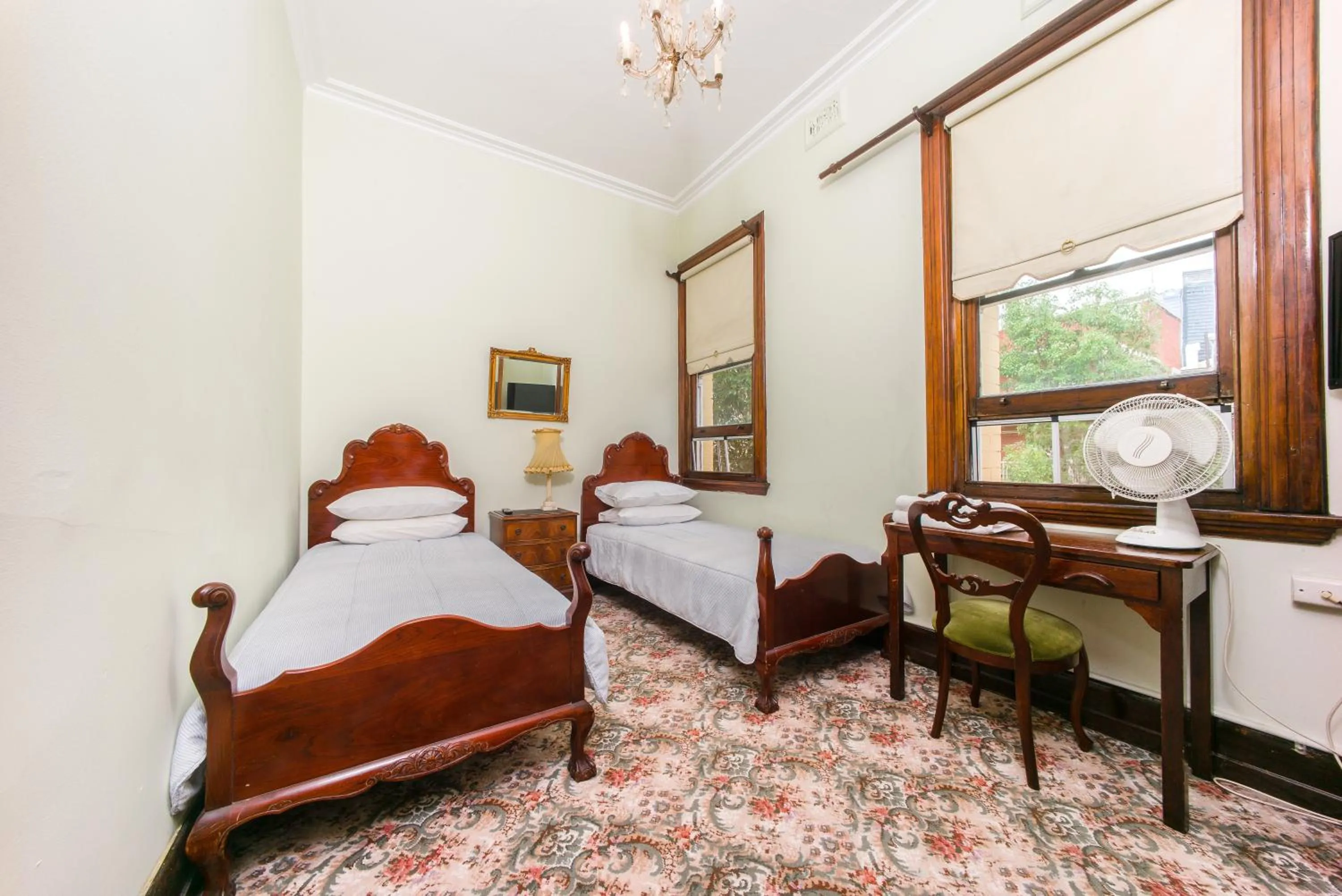 Photo of the whole room, Bed in East Sydney Hotel