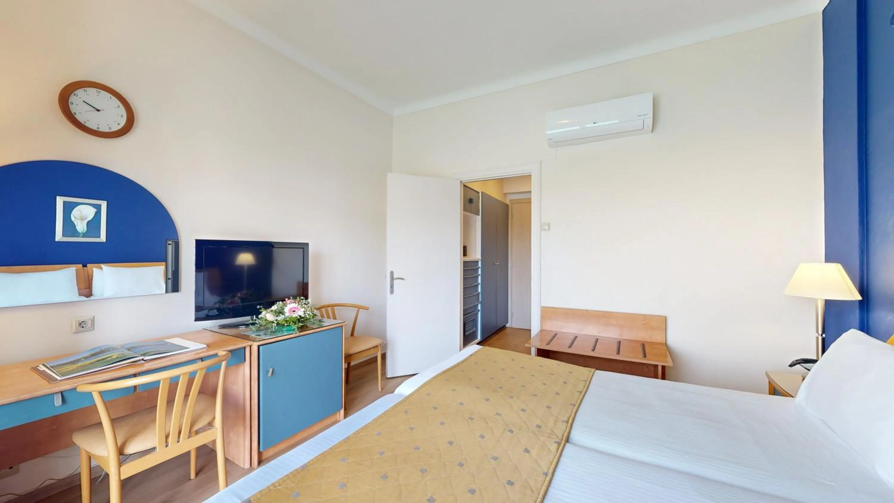 Bedroom, Bed in Lucy Hotel