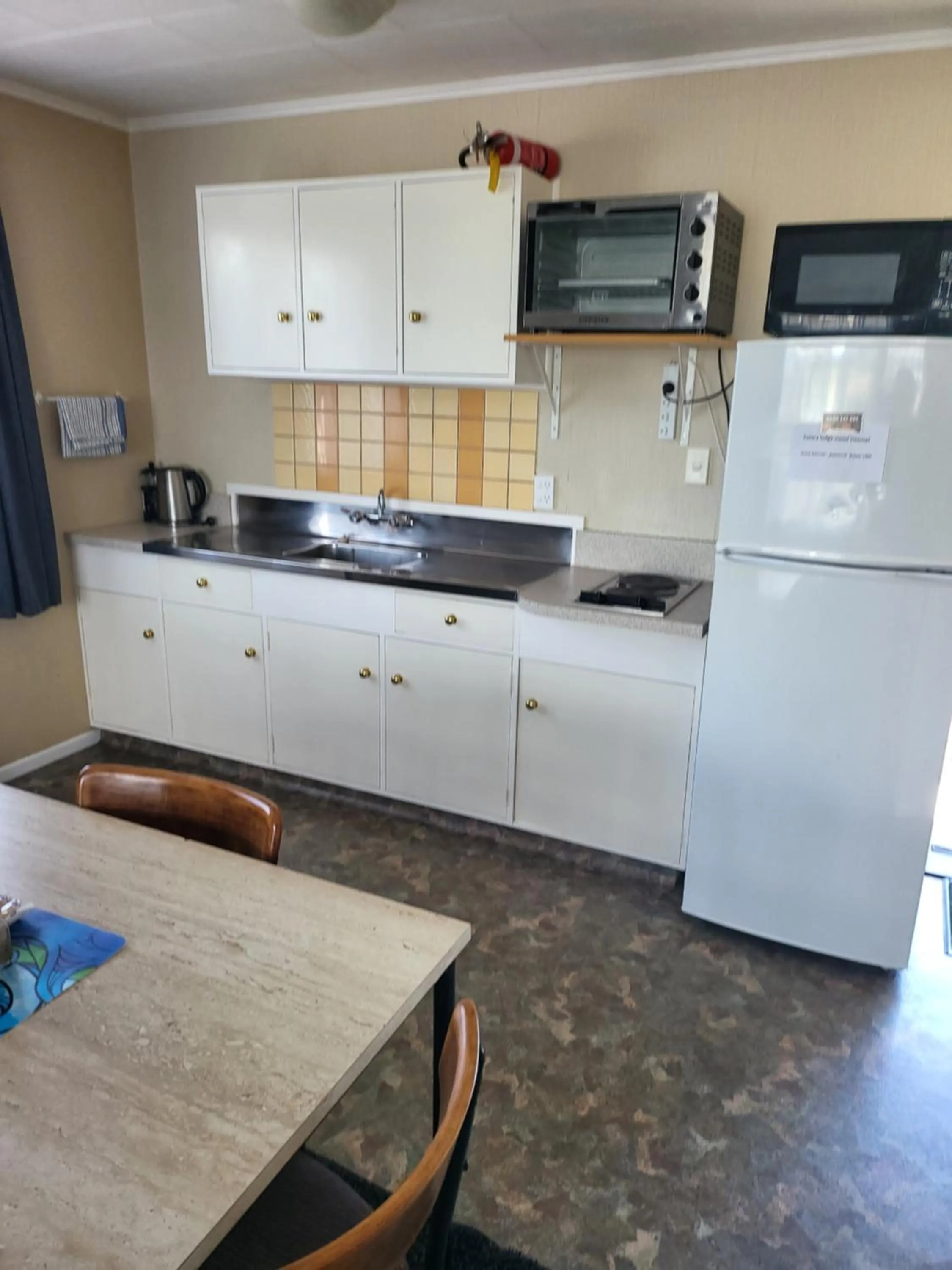 Kitchen or kitchenette in Totara Lodge Motel