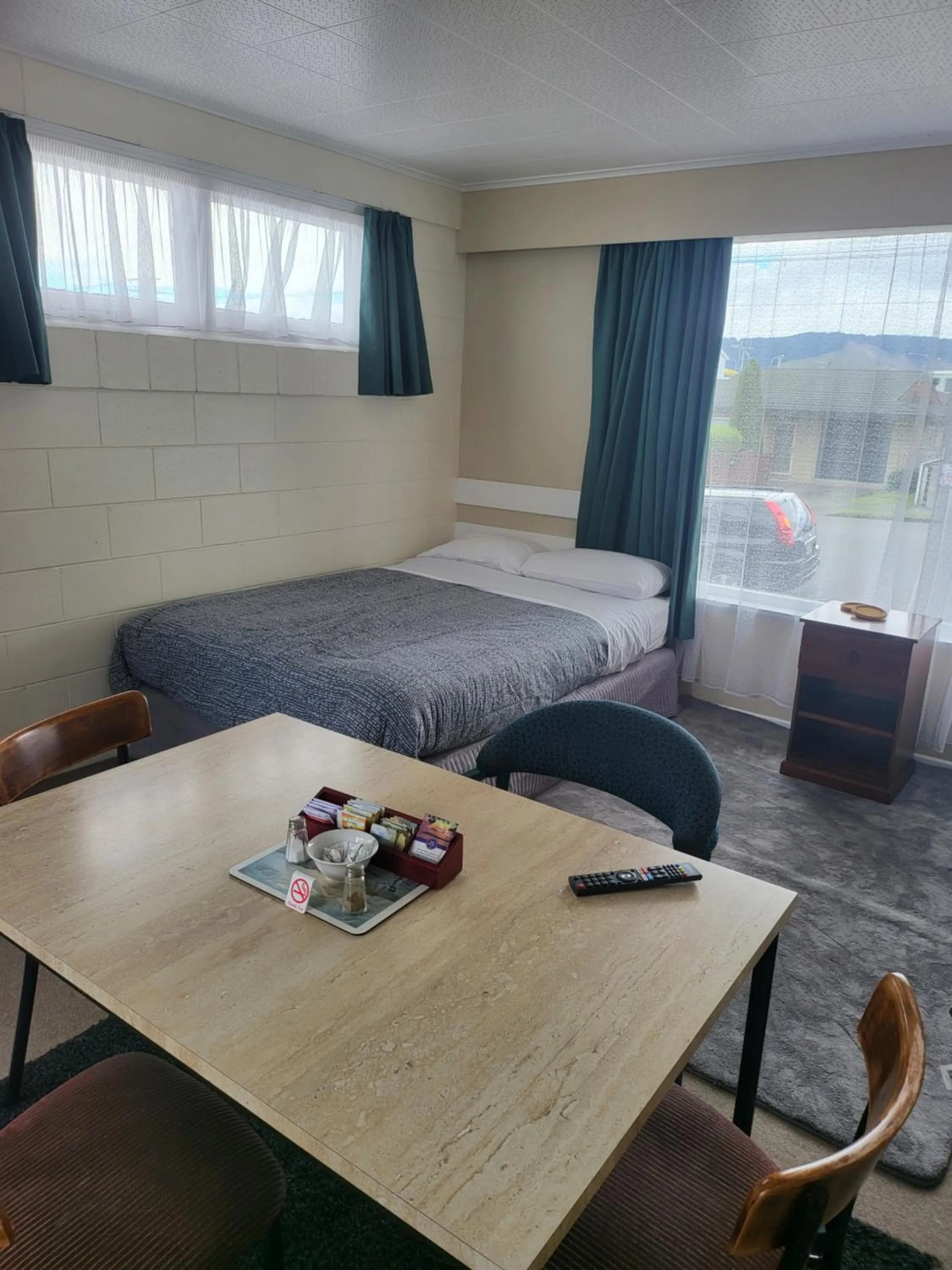 Living room, Bed in Totara Lodge Motel