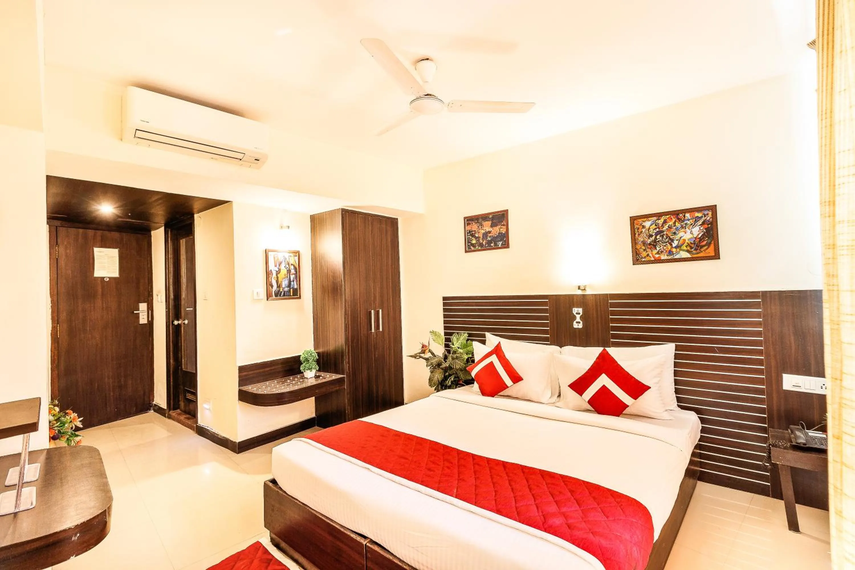 Photo of the whole room, Bed in Octave Himalaya Monarch