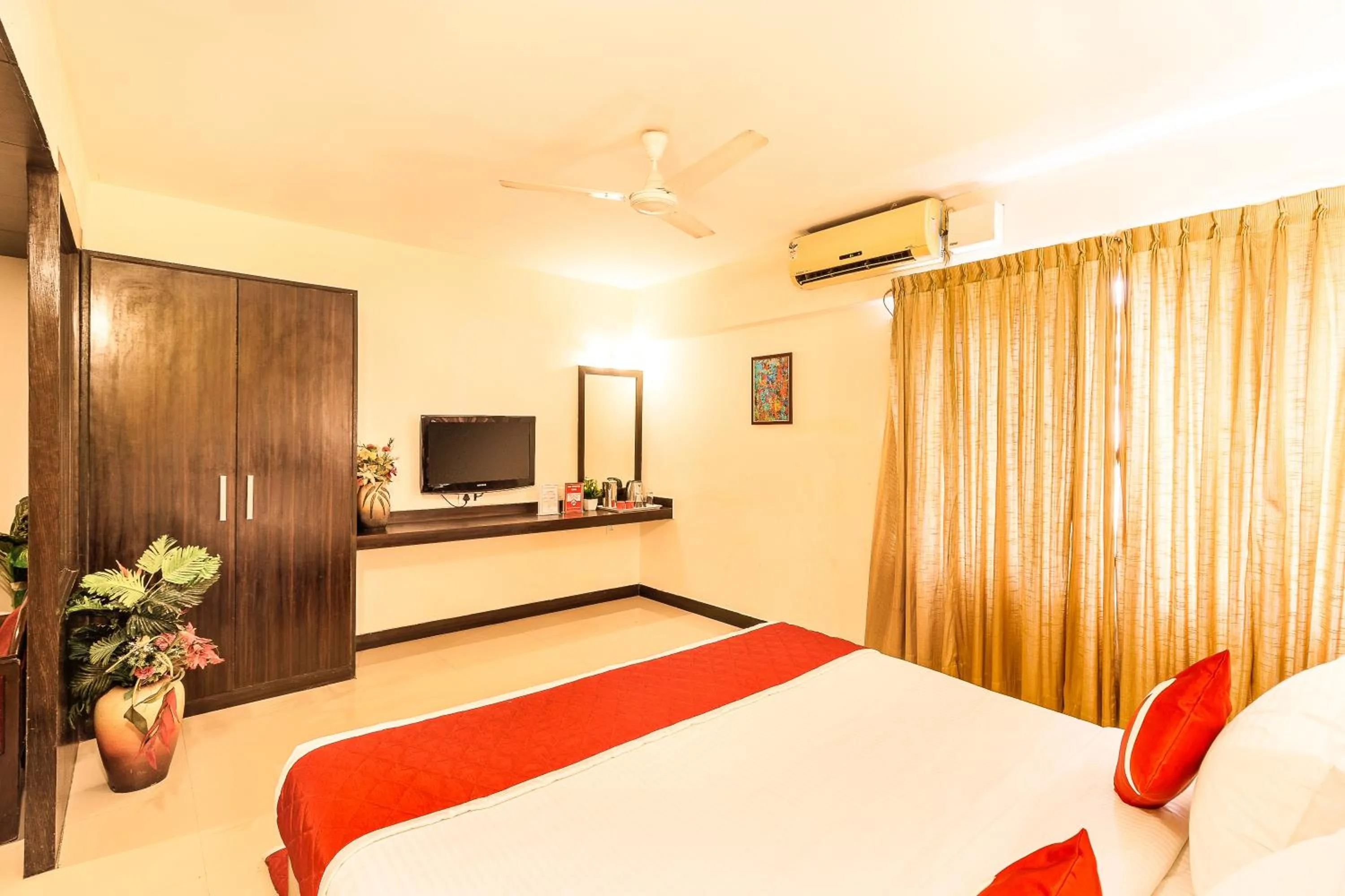 Photo of the whole room, Bed in Octave Himalaya Monarch