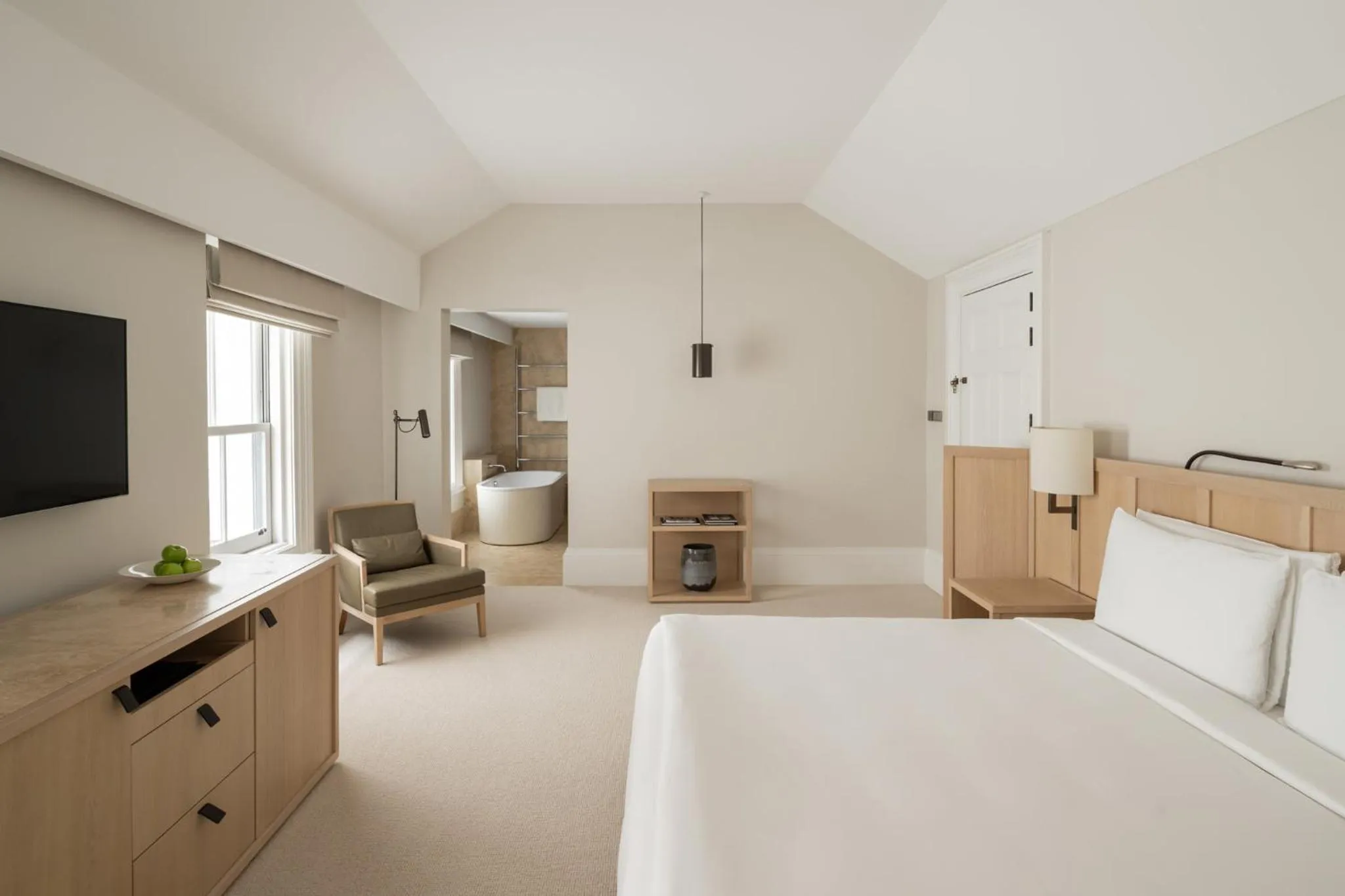 Photo of the whole room, Bed in COMO The Treasury