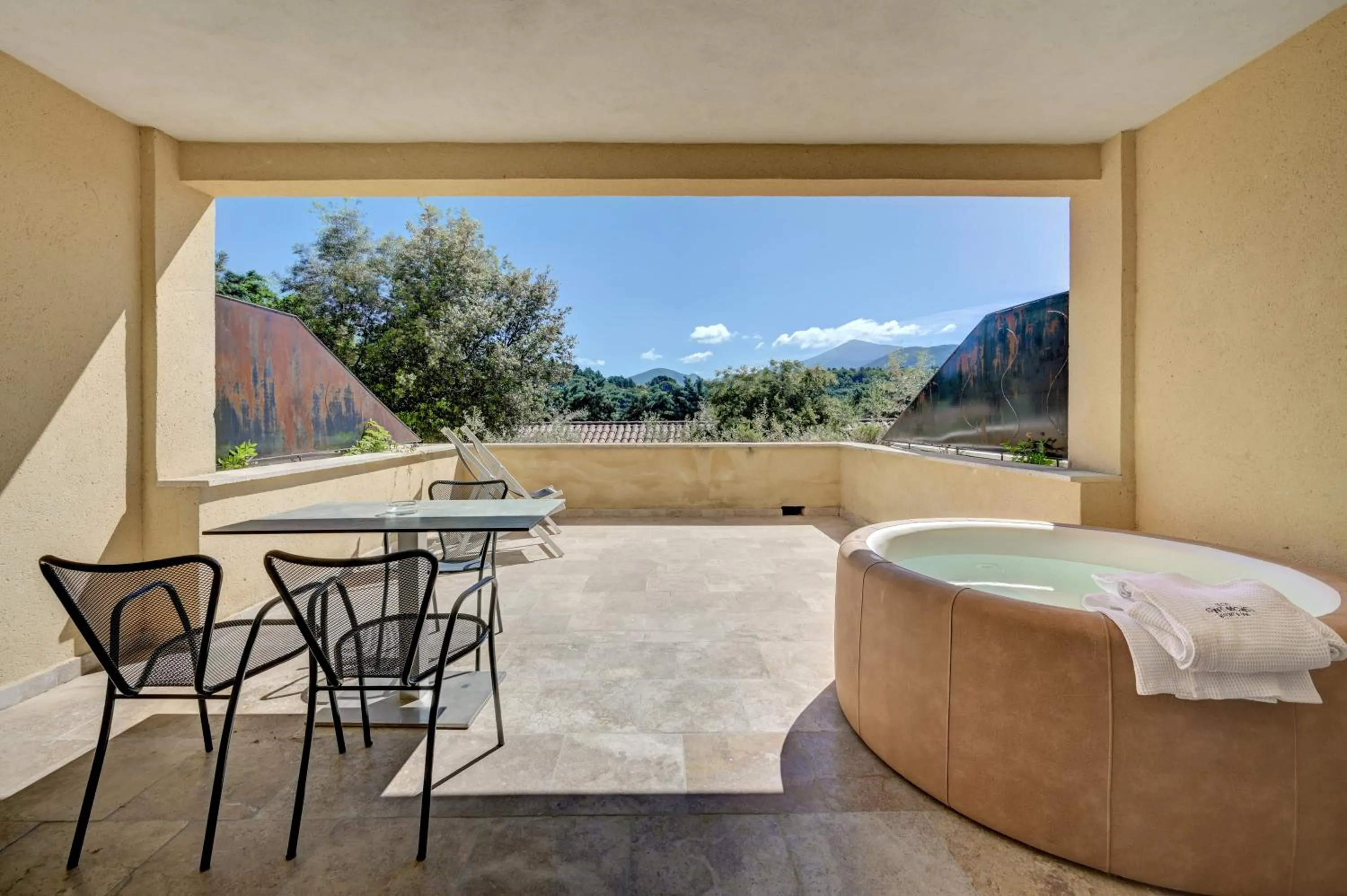 Hot Tub in Clos Saint-Michel Resort & Spa