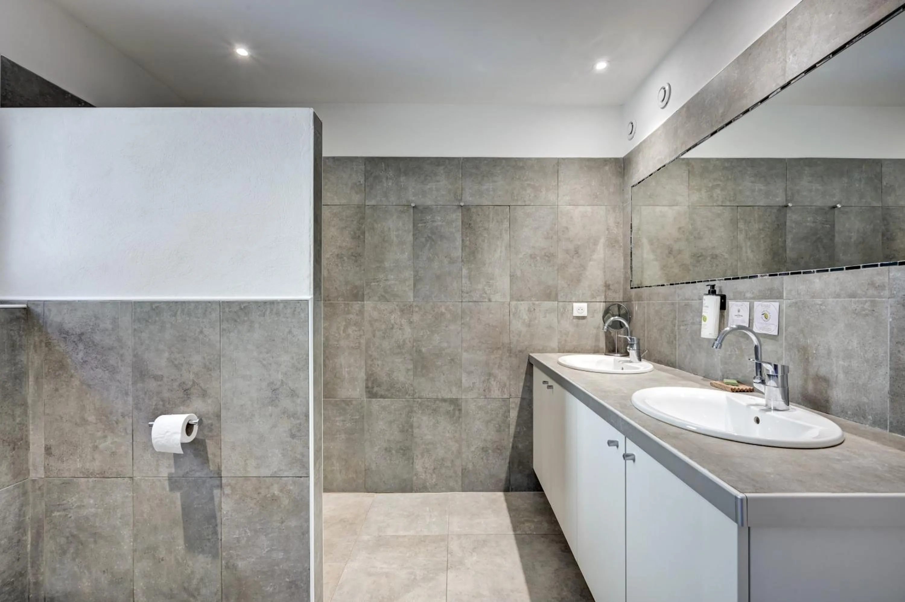 Shower in Clos Saint-Michel Resort & Spa