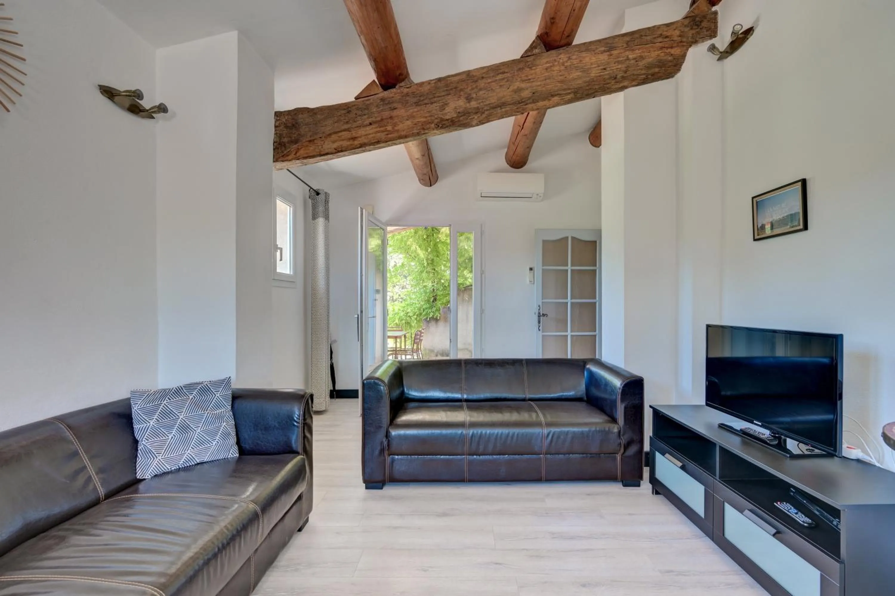 TV and multimedia in Clos Saint-Michel Resort & Spa