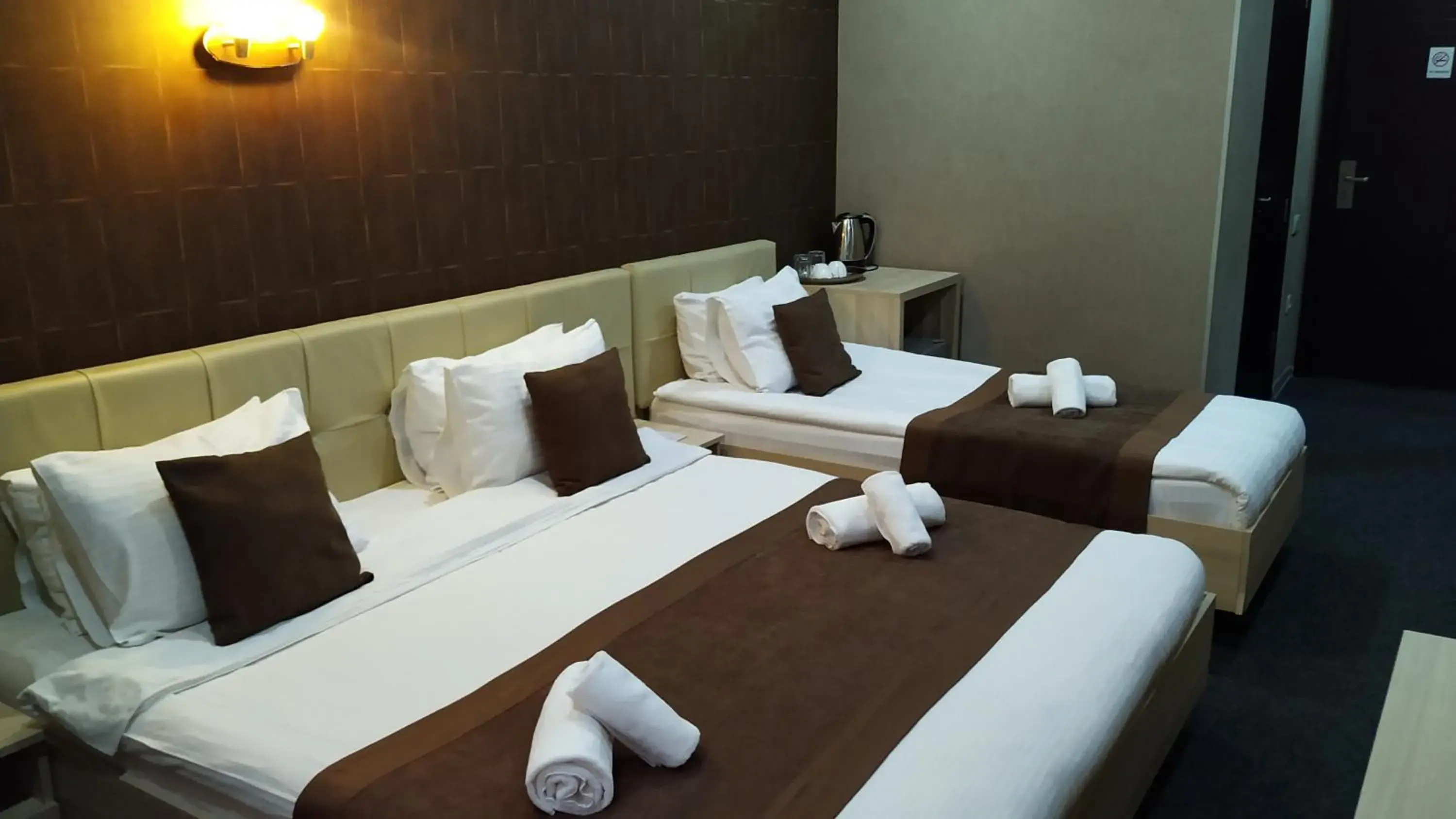 Triple Room with Balcony in Hotel Voyager Triple Room with Balcony in Hotel Voyager