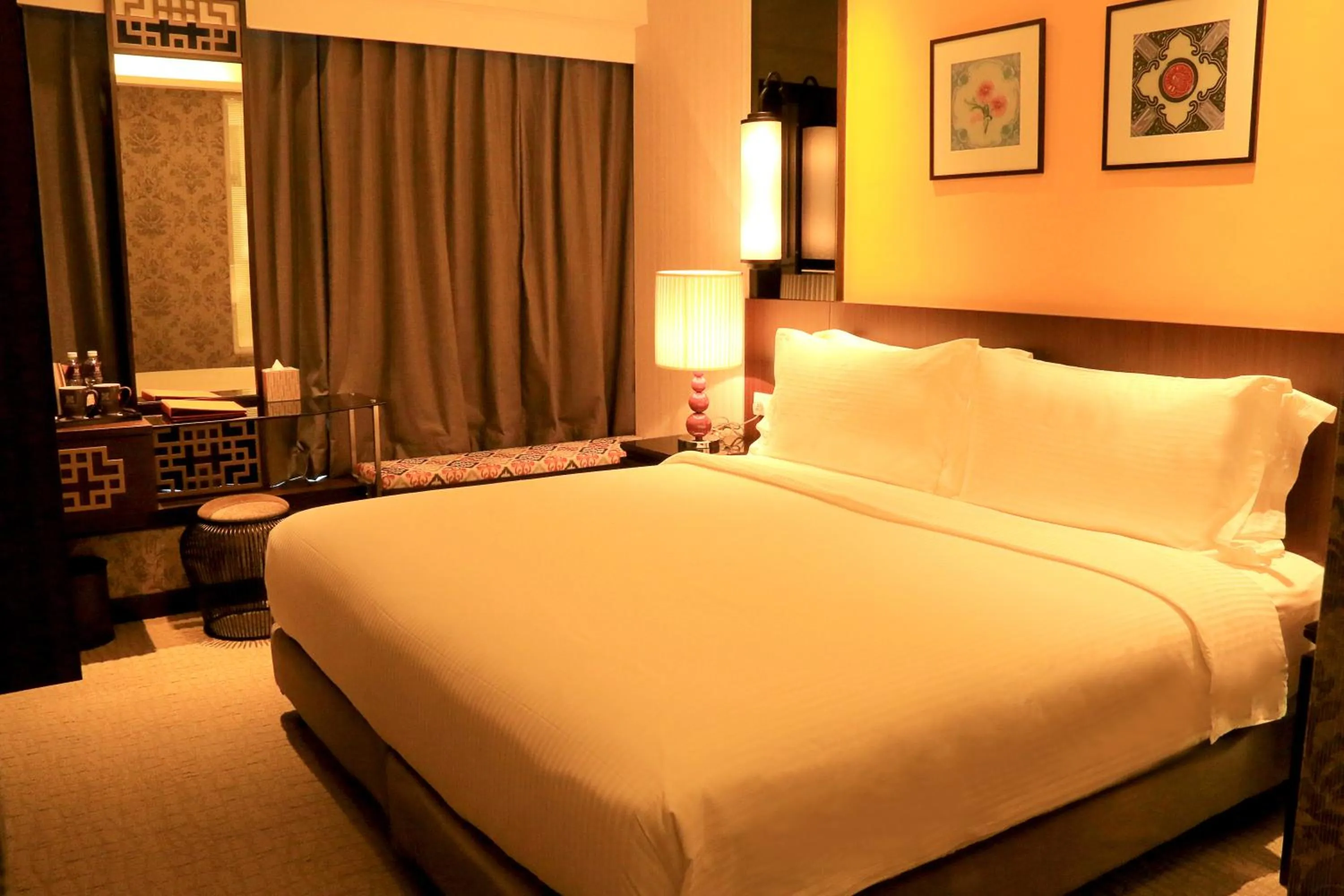 Shower, Bed in Estadia Hotel