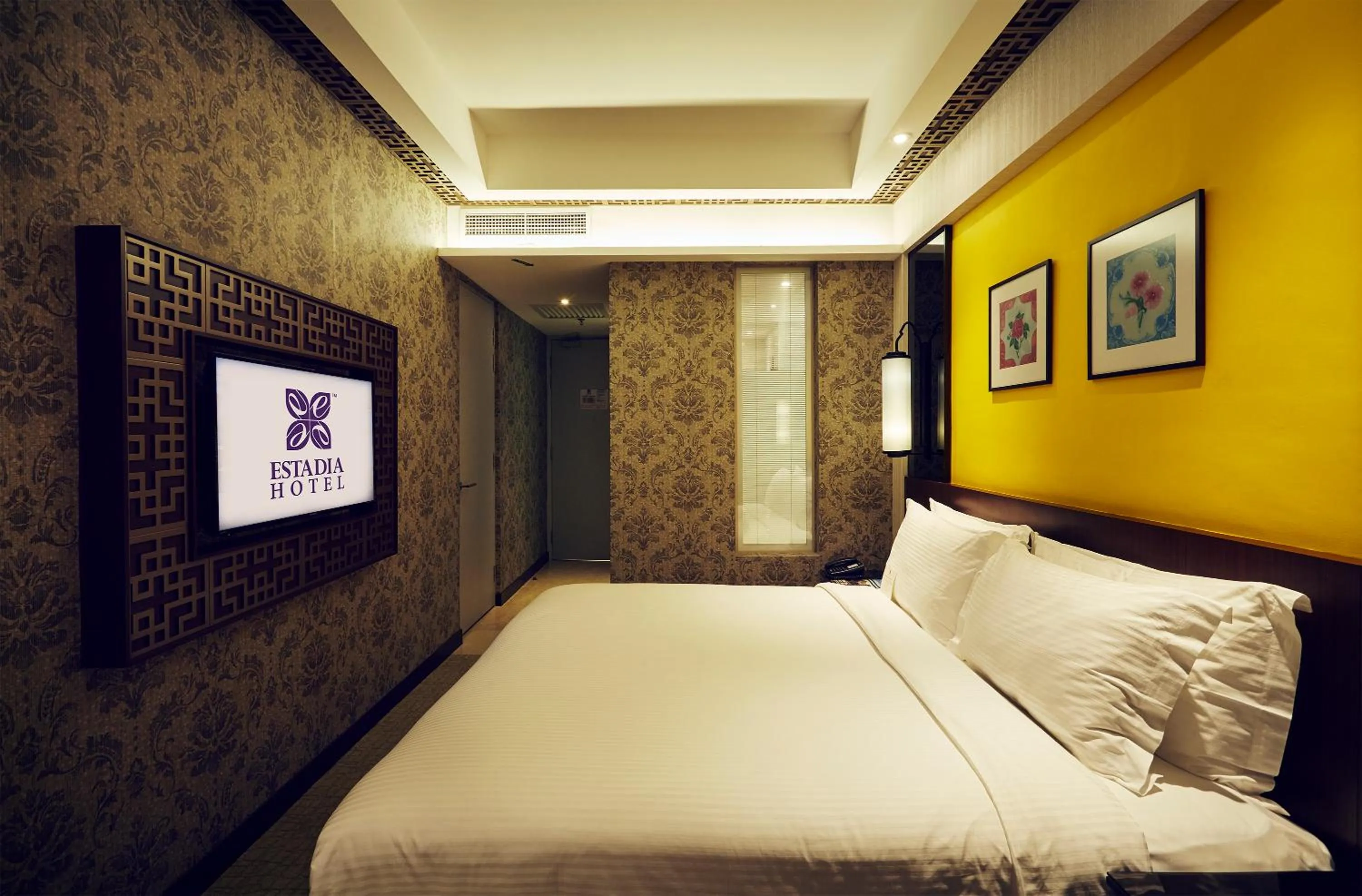 Shower, Bed in Estadia Hotel