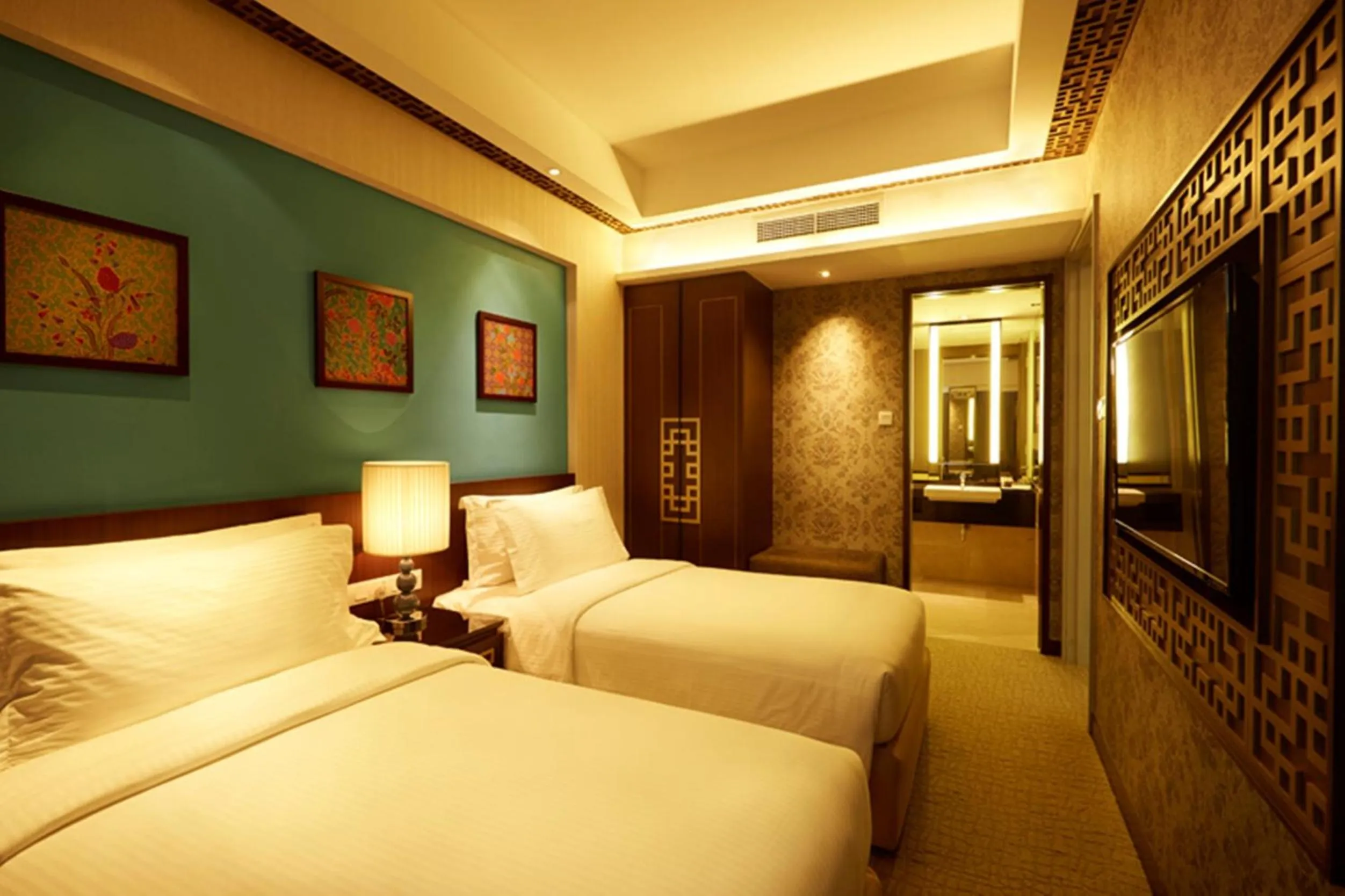 Shower, Bed in Estadia Hotel