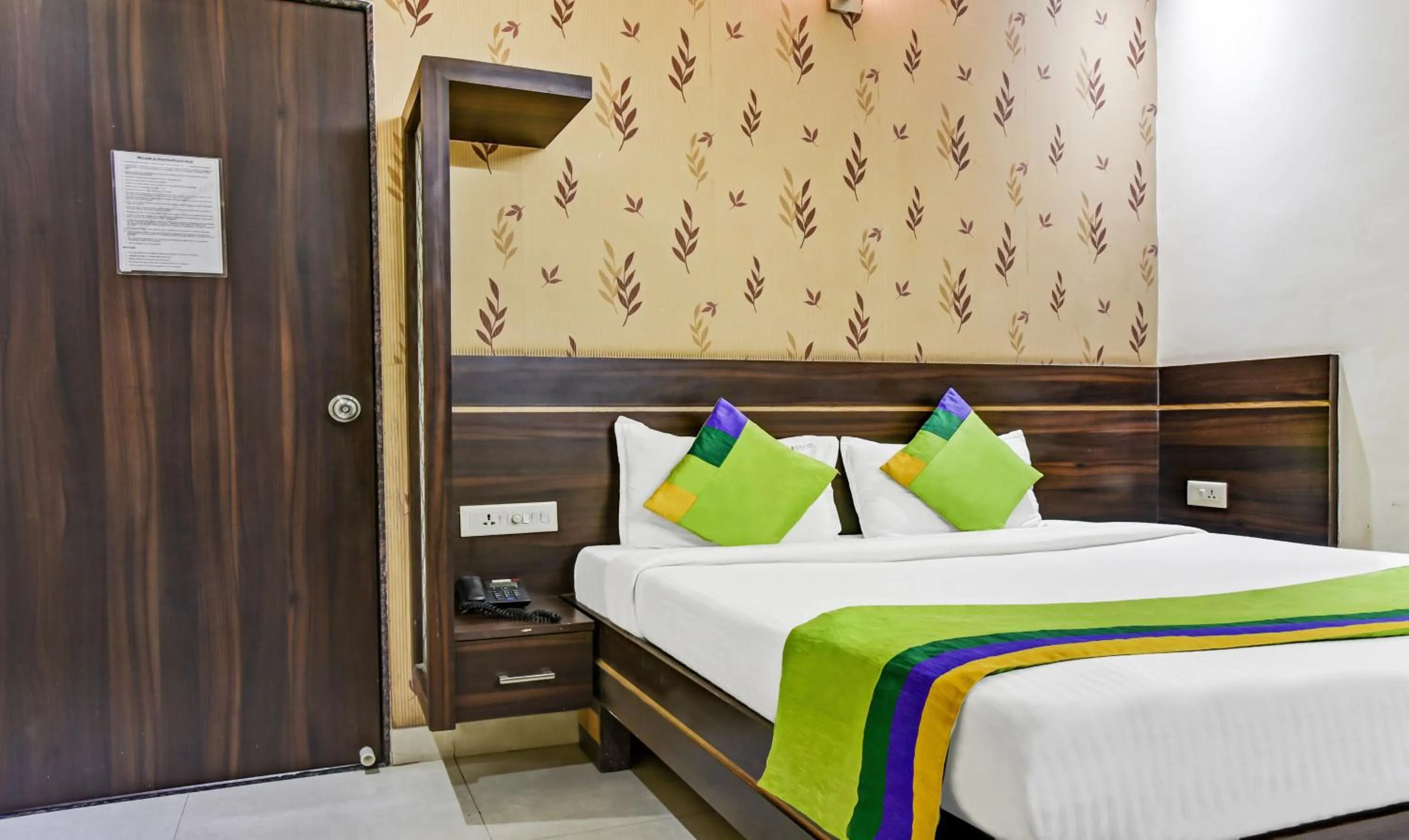 Bedroom, Bed in Treebo Royal Sun Palace MP Nagar Zone 2