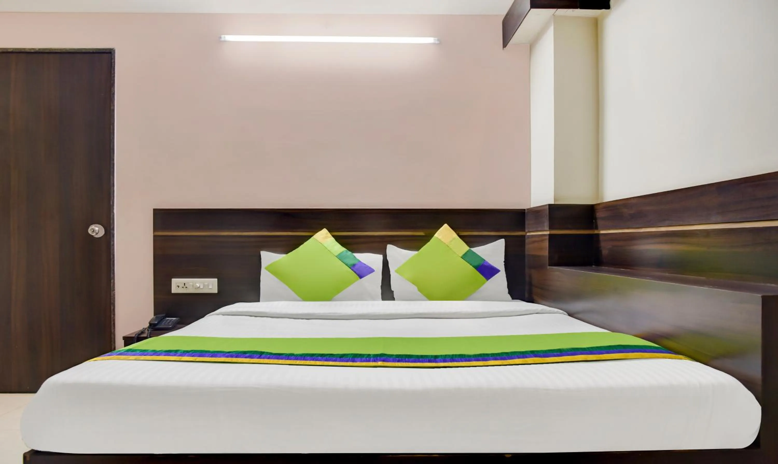 Bedroom, Bed in Treebo Royal Sun Palace MP Nagar Zone 2