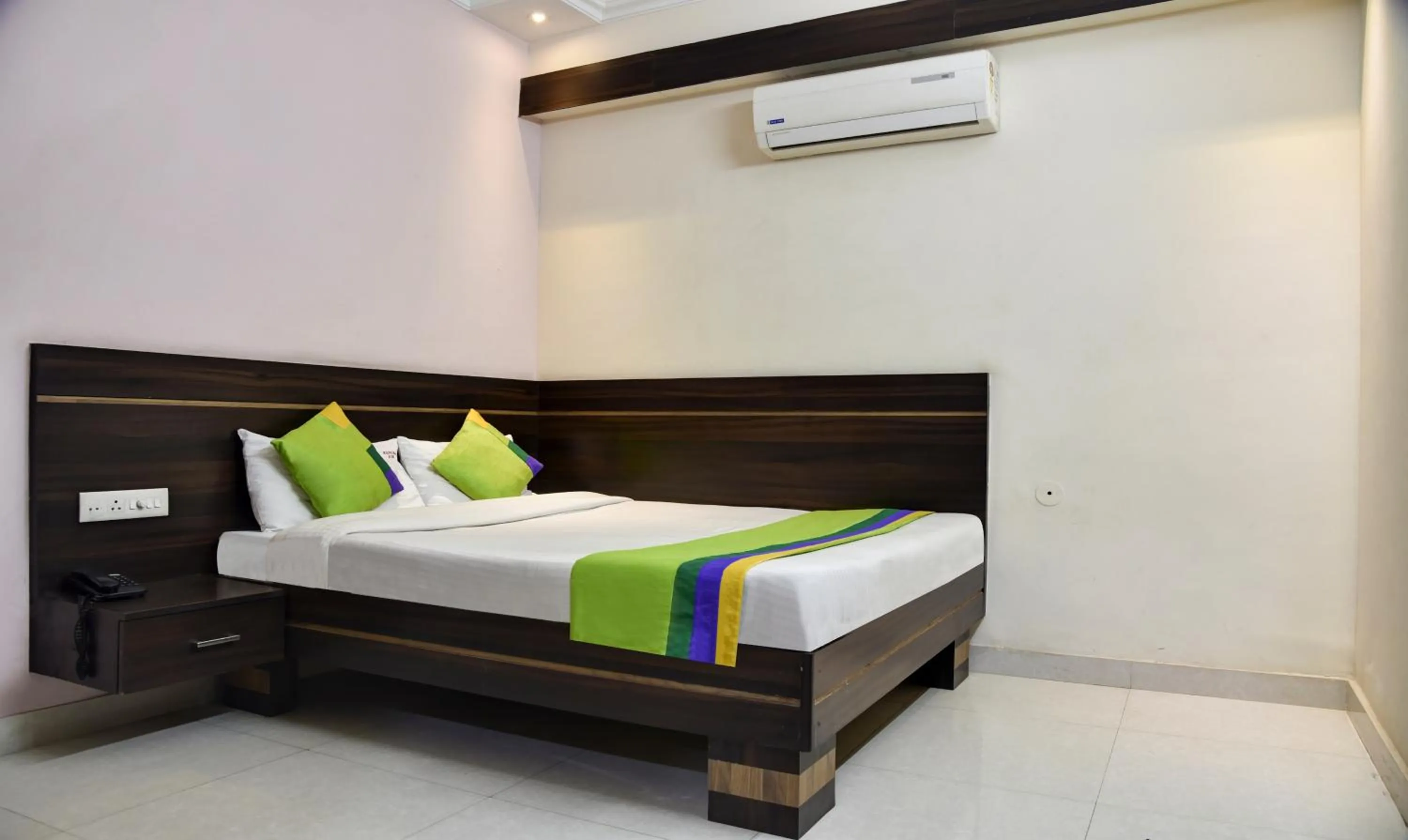 Bedroom, Bed in Treebo Royal Sun Palace MP Nagar Zone 2