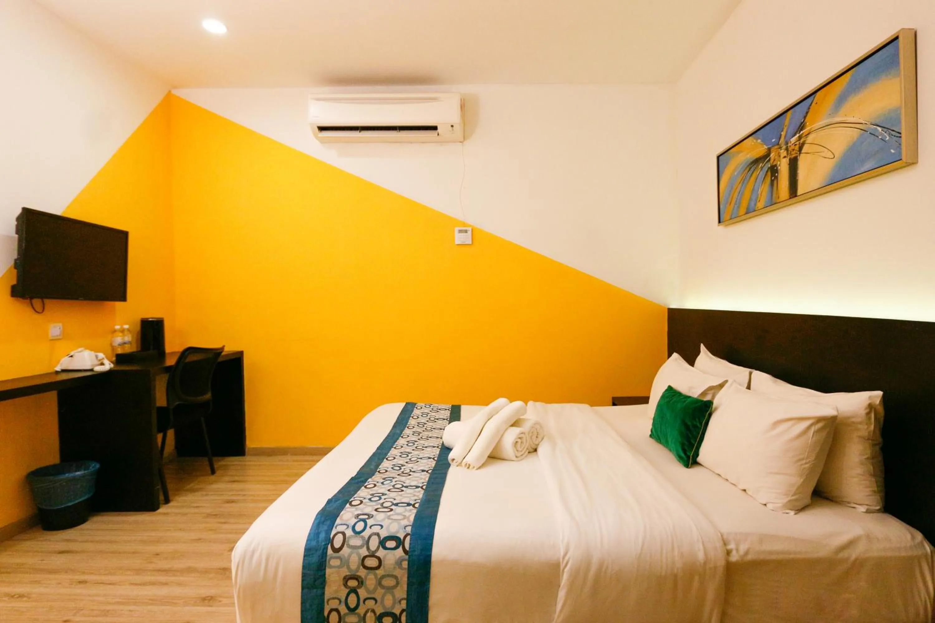 Photo of the whole room, Bed in Golden Roof Hotel Sunway Ipoh