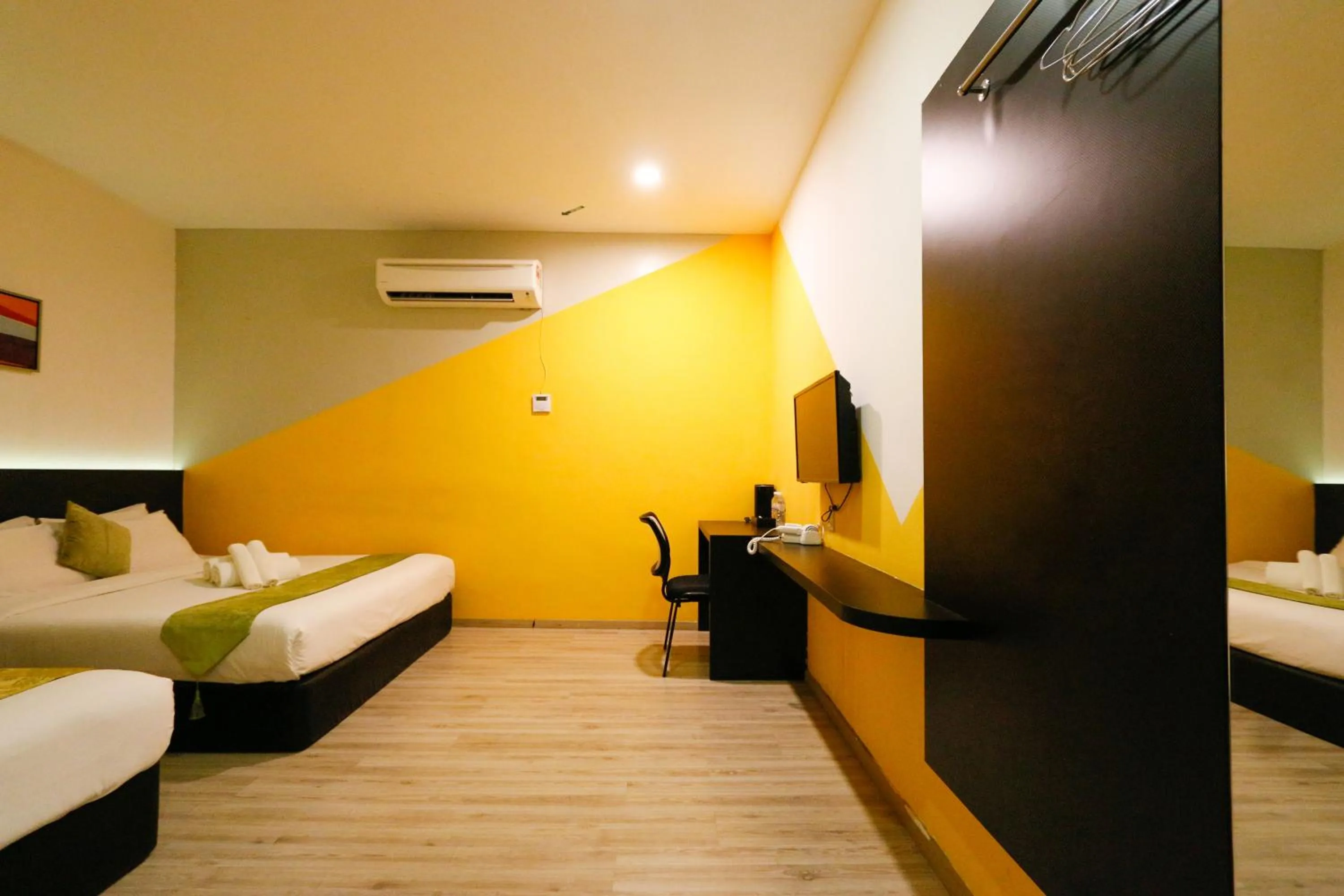 Photo of the whole room, Bed in Golden Roof Hotel Sunway Ipoh