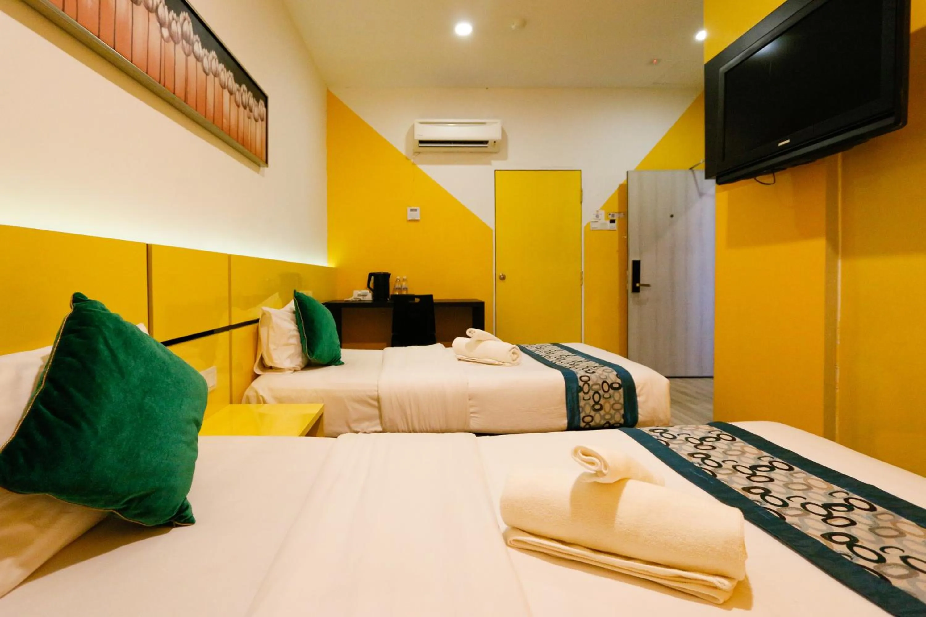 Photo of the whole room, Bed in Golden Roof Hotel Sunway Ipoh