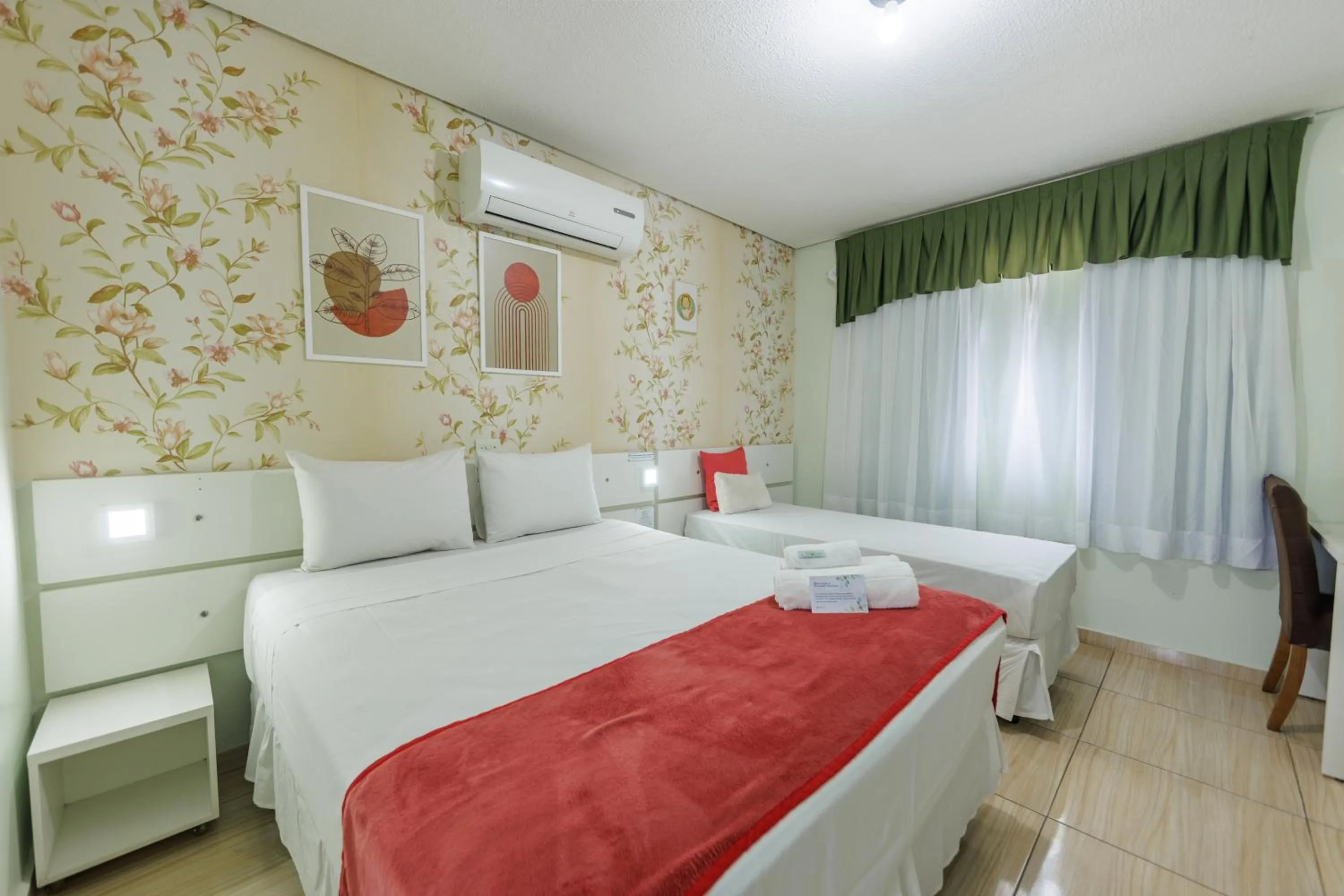 Photo of the whole room, Bed in Pousada Iguassu Charm Suites