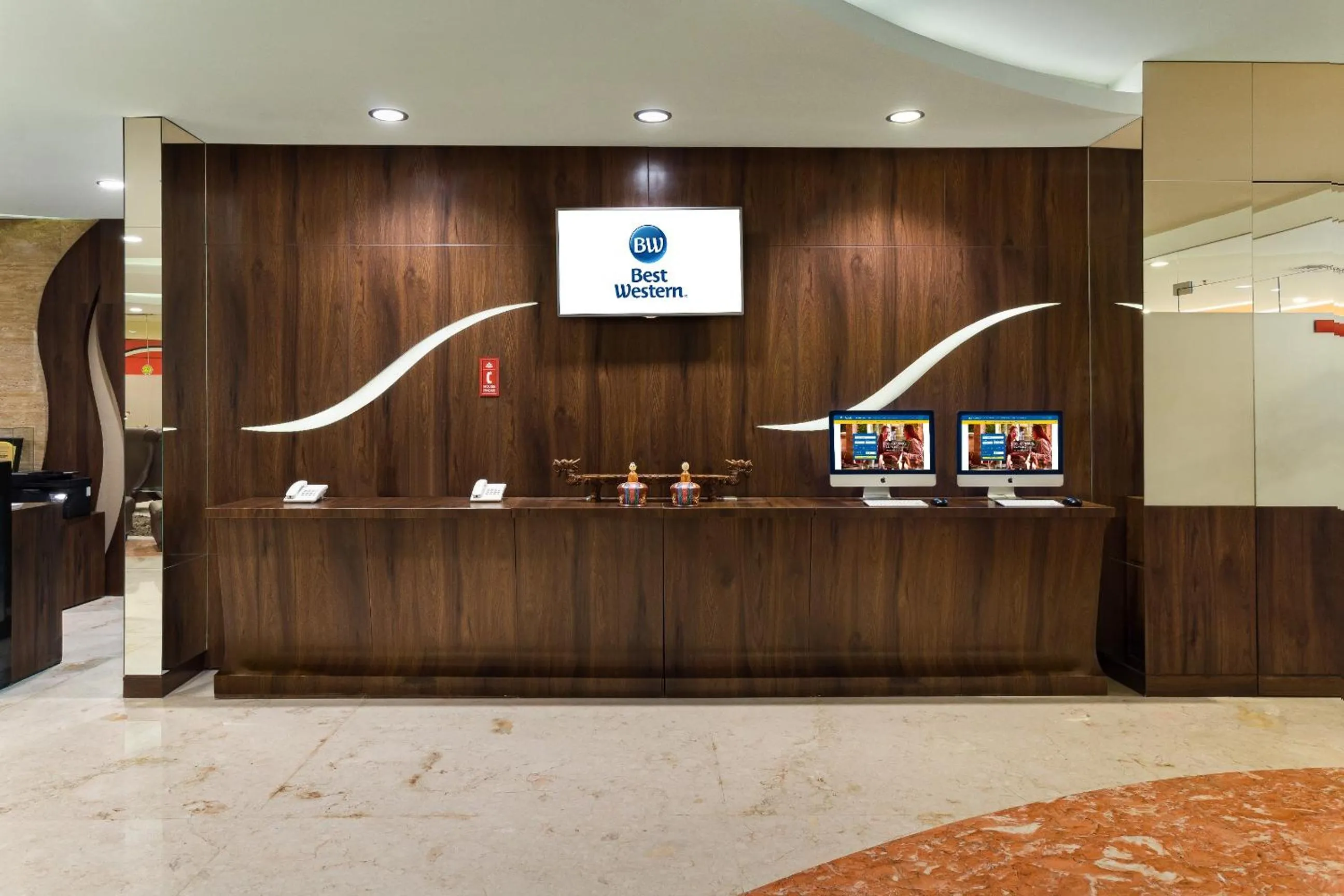 Lobby or reception in Best Western Papilio Hotel