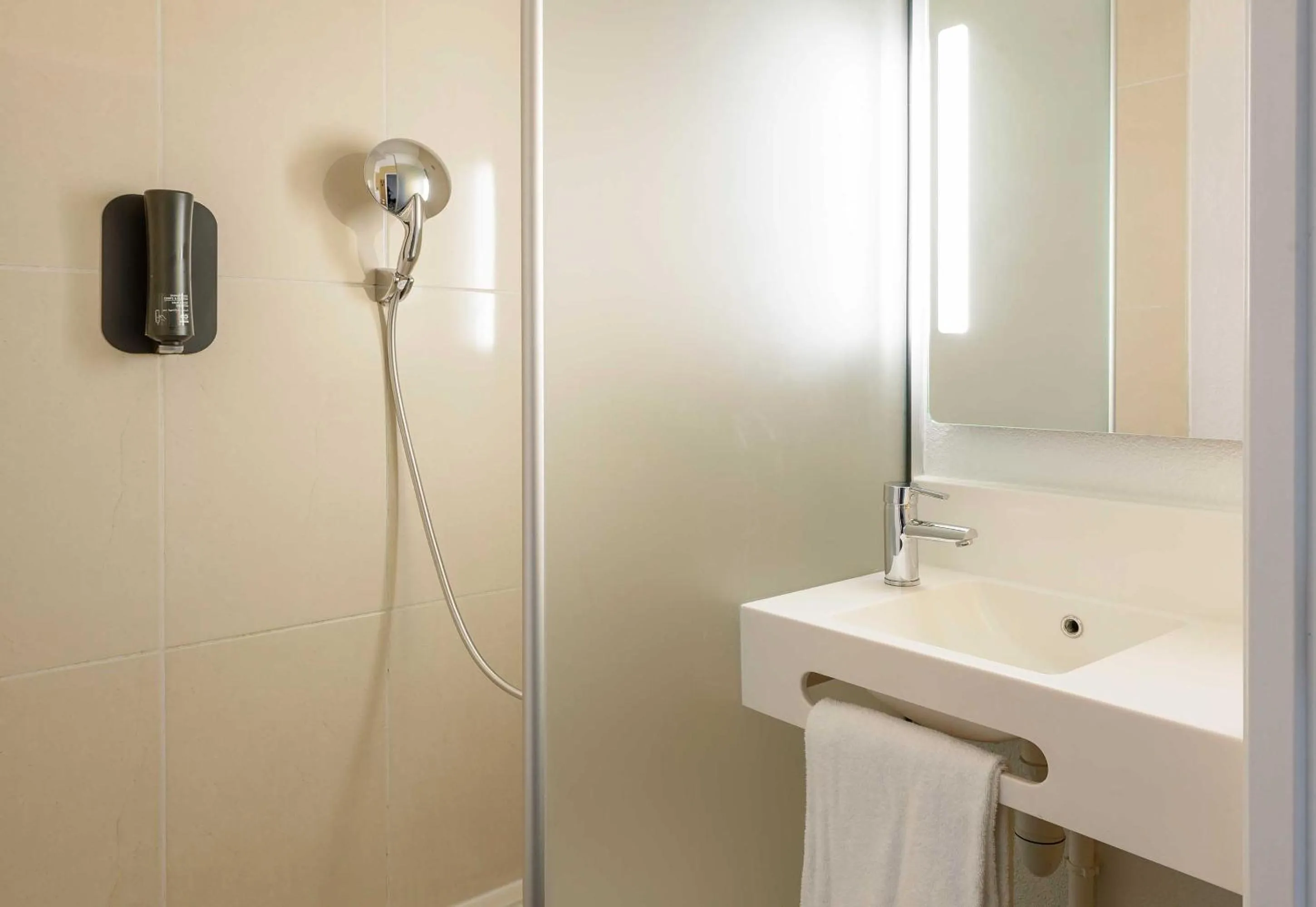 Bathroom in B&B HOTEL Toulouse Purpan Zénith