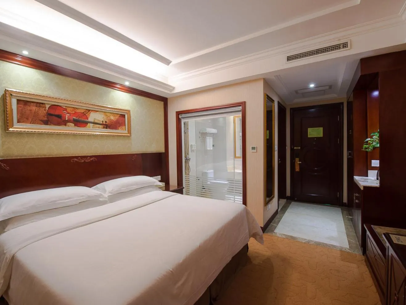 Bed in Vienna Hotel Shanghai Hongqiao Airport Center