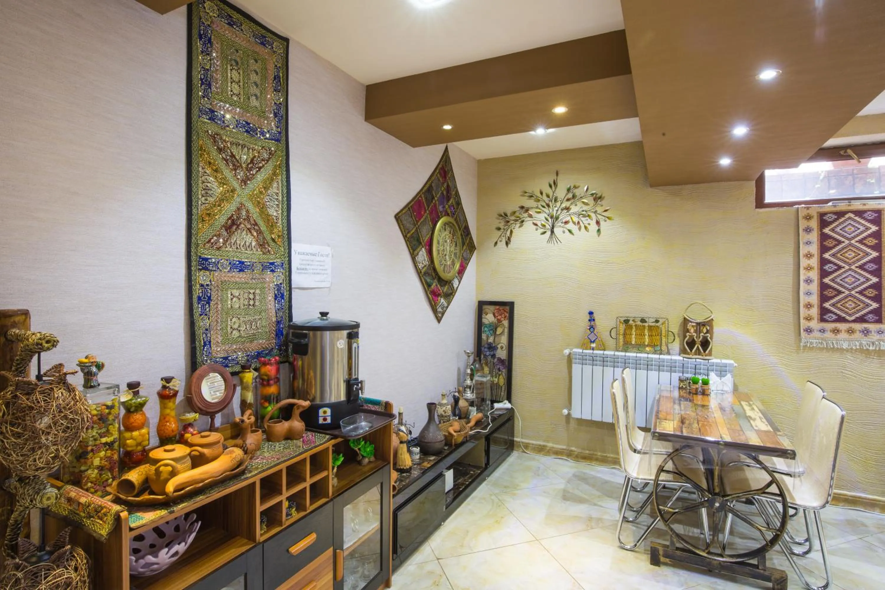 Restaurant/places to eat in Hotel Garden House