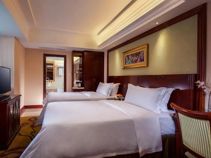 Bed in Vienna Hotel Shenzhen Exibition Center