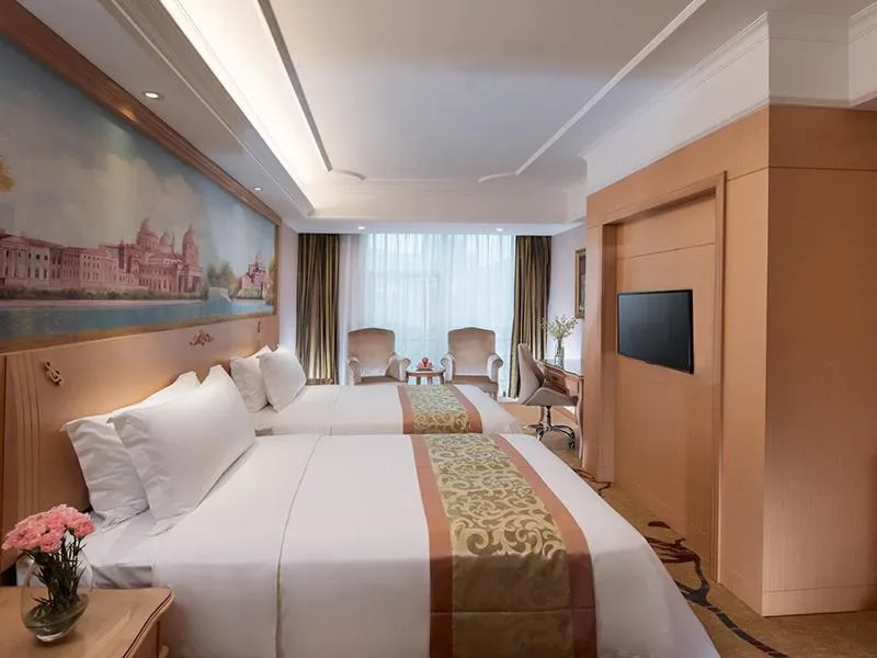Bed in Vienna International Hotel Shenzhen Jingtian