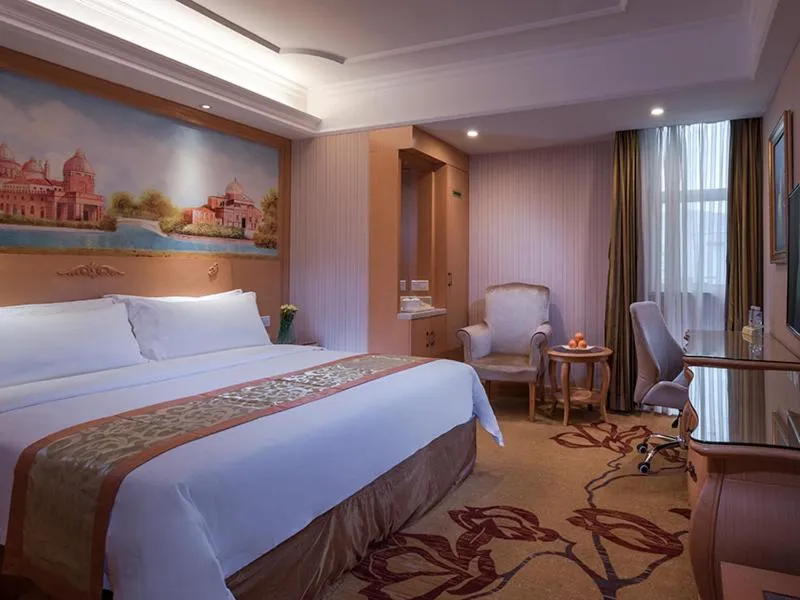 Bed in Vienna International Hotel Shenzhen Jingtian
