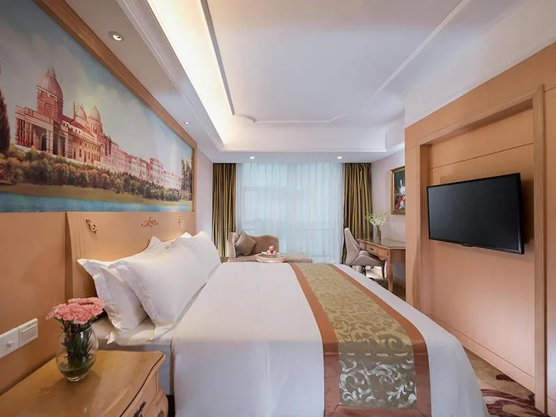 Bed in Vienna International Hotel Shenzhen Jingtian