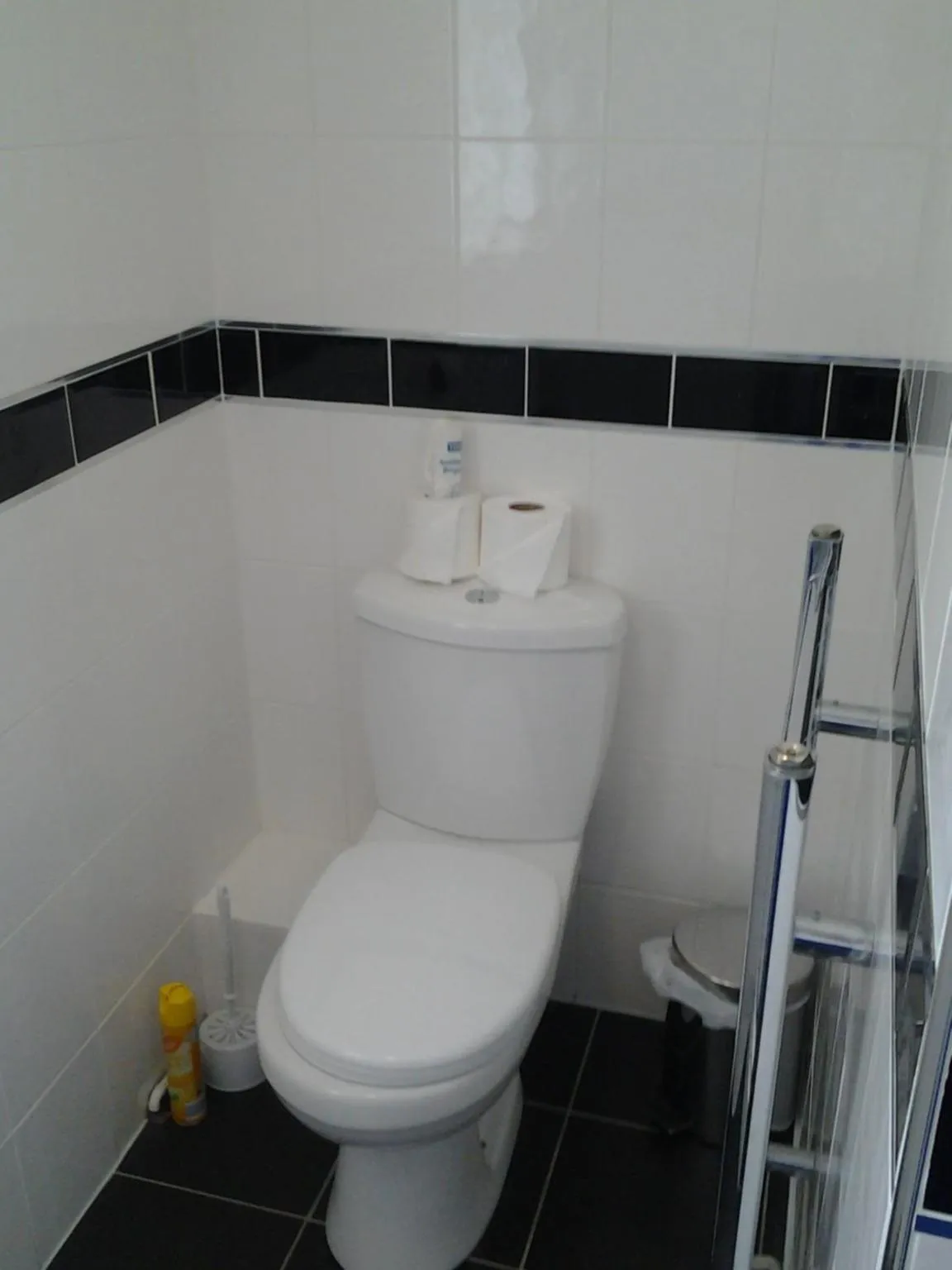 Bathroom in Surrey House Hotel