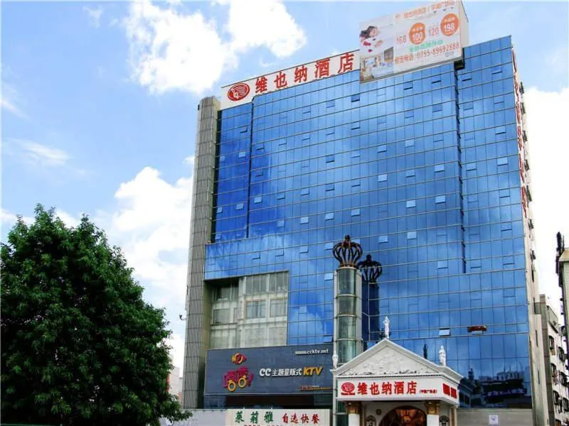 Vienna Hotel in Pinghu Square