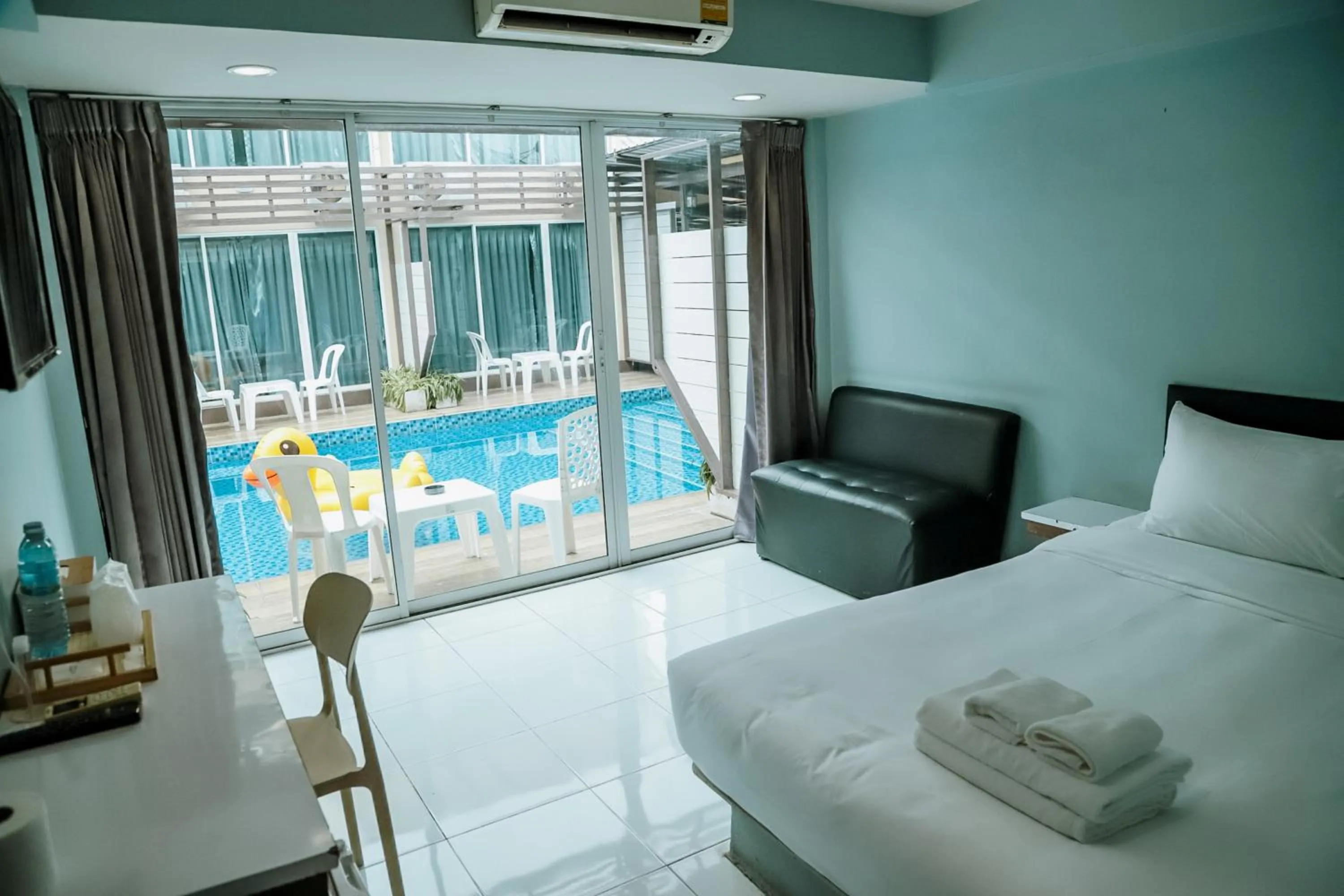 Bed in Full Stop Pool Villa Don Mueang